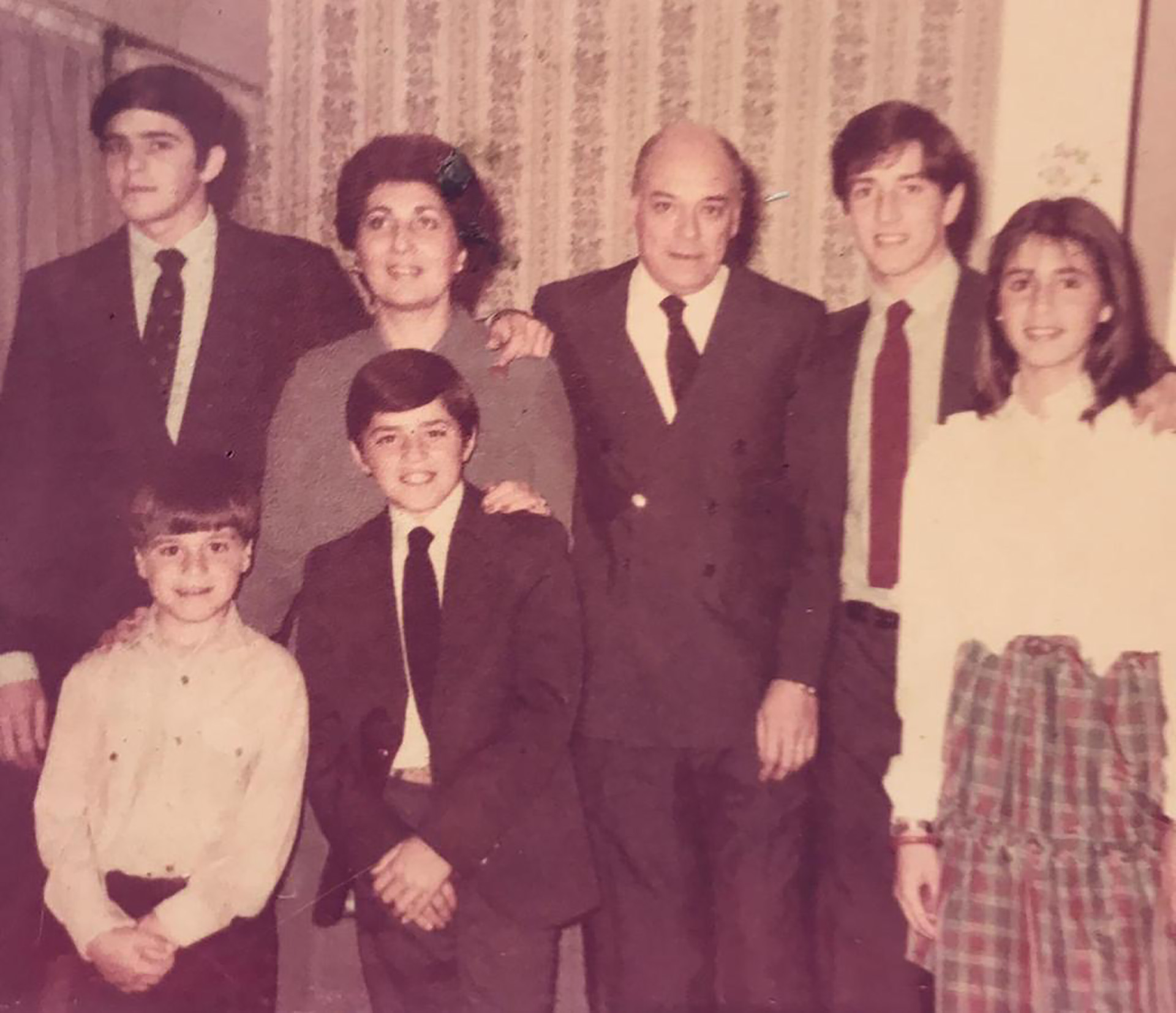 Mariano Iúdica en familia completa. Arriba_ Eduardo (su hermano mayor), Marisa (mamá), Eduardo (papá), Fernando, Carolina. Abajo_ Gastón, el menor.