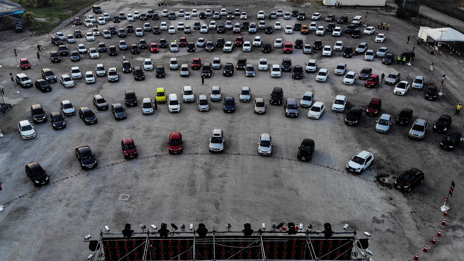 Cientos de brasileños se acercan a diario a los autocines (EFE/Antonio Lacerda)