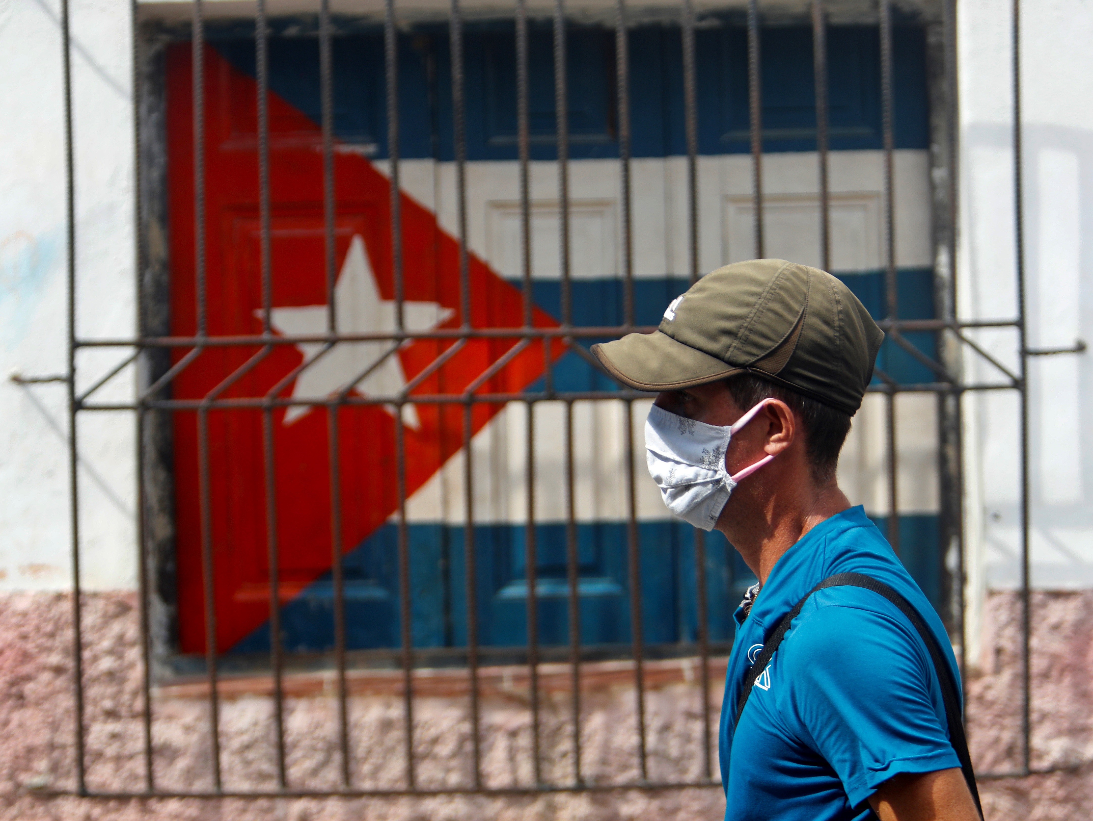 Un hombre protegido con tapabocas camina por una de calle de La Habana (Cuba). EFE/Yander Zamora
