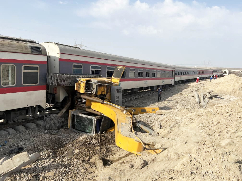 El reporte señaló que el accidente está siendo investigado. Las primeras informaciones sugirieron que el tren colisionó con una excavadora cerca de la vía, aunque no estuvo claro de inmediato qué hacía el vehículo tan cerca de los raíles por la noche. Un funcionario sugirió que podría deberse a unas obras de reparación. Iranian Red Crescent/WANA (West Asia News Agency)/Handout via REUTERS 