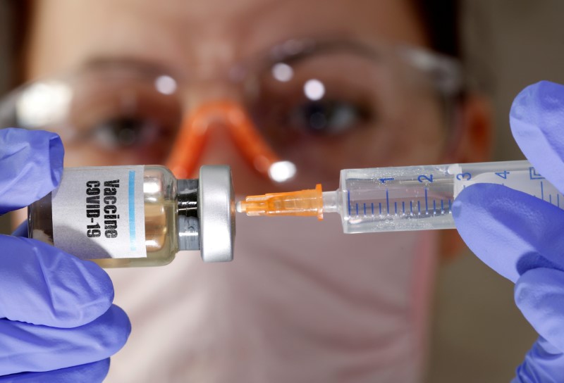 La vacuna podría estar lista en los primeros meses de 2021, aunque la OMS pidió prudencia (Foto: Dado Ruvic/ Reuters)