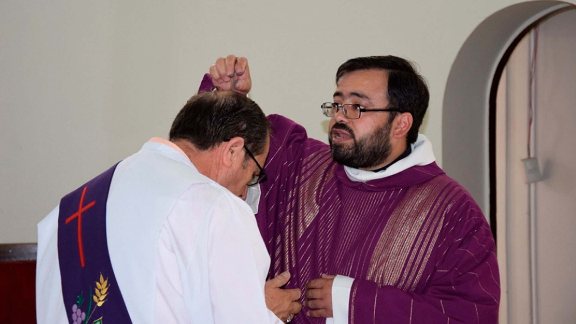 La Iglesia chilena suspendió a un sacerdote experto en exorcismos por abusar sexualmente de su prima