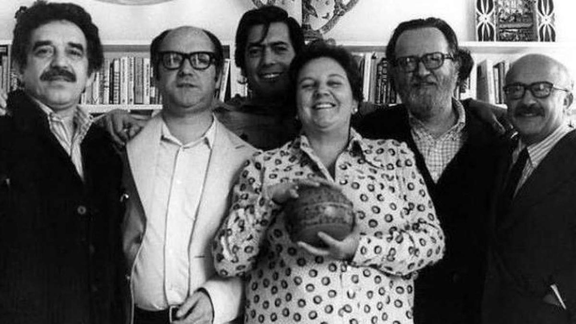 La agente literaria Carmen Balcells posa sonriente con García Márquez, Jorge Edwards, Vargas Llosa, José Donoso y el guionista español Ricardo Muñoz Suay. Faltan Julio Cortázar y Carlos Fuentes