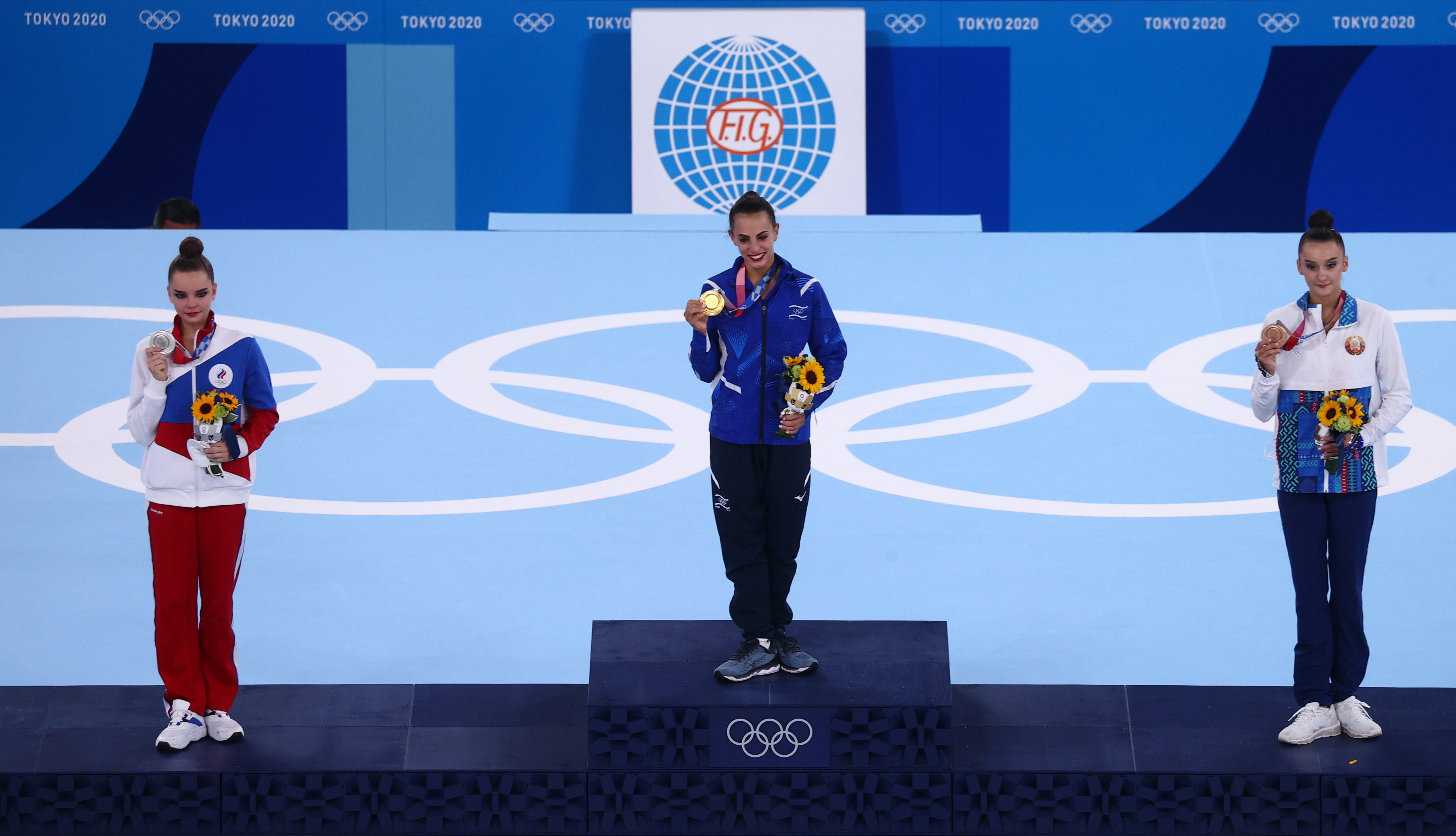 La medallista de plata Dina Averina del Comité Olímpico Ruso, la medallista de oro Linoy Ashram de Israel y la medallista de bronce Alina Harnasko de Bielorrusia posan con sus medallas (REUTERS / Lindsey Wasson)