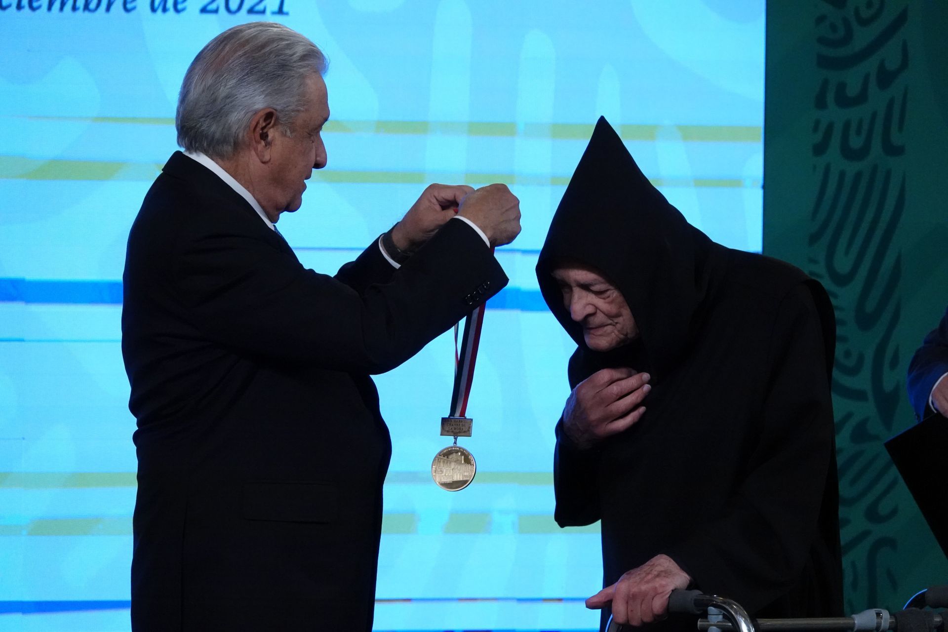 El presidente Andrés Manuel López Obrador hizo entrega de los Premios Nacionales de Arquitectura e Ingeniería 2020 durante la conferencia de prensa en Palacio Nacional
(GALO CAÑAS/CUARTOSCURO.COM)