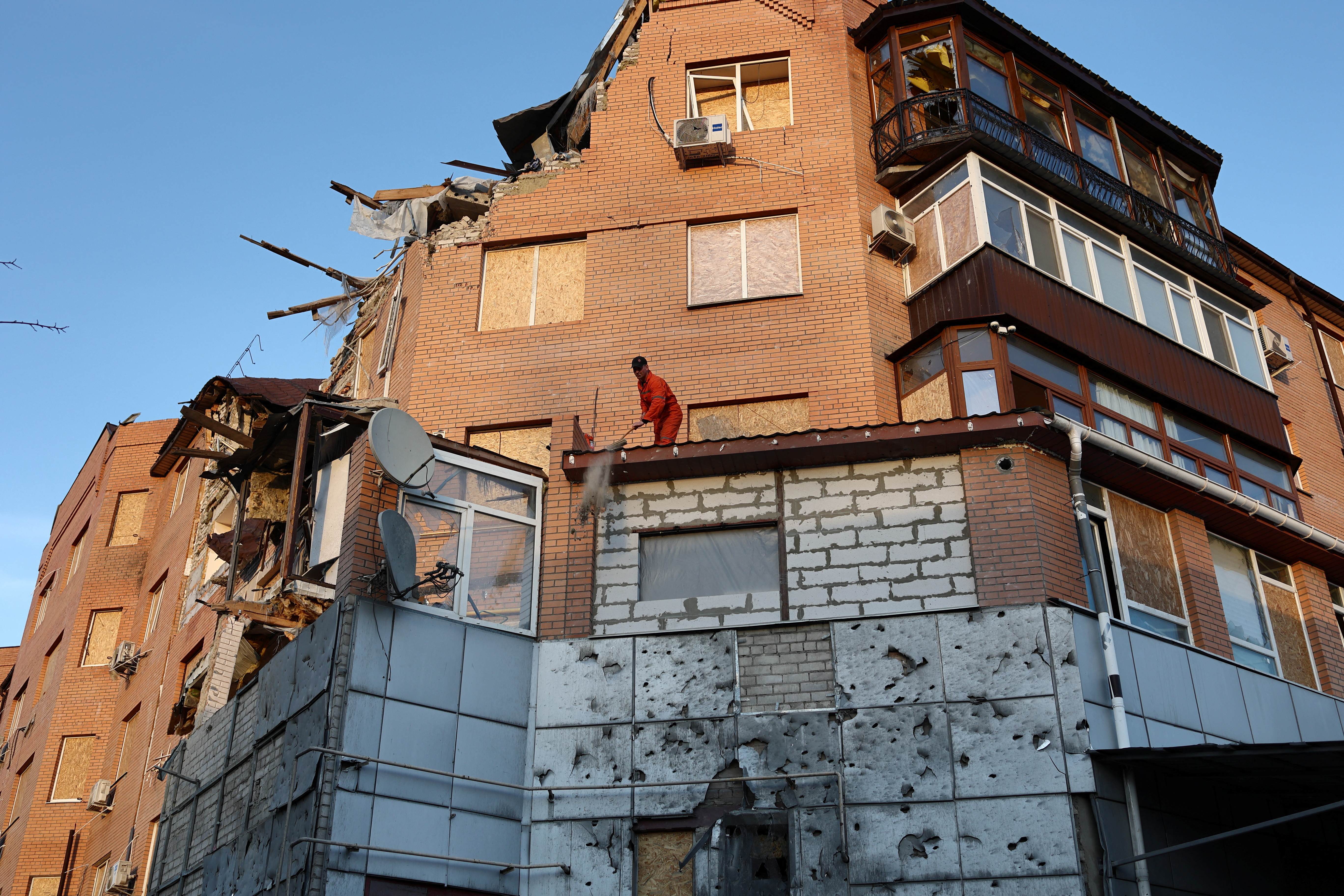 Un hombre limpia escombros en un edificio residencial dañado, mientras continúa el ataque de Rusia a Ucrania, en Mykolaiv, Ucrania, 14 de noviembre de 2022. REUTERS/Murad Sezer