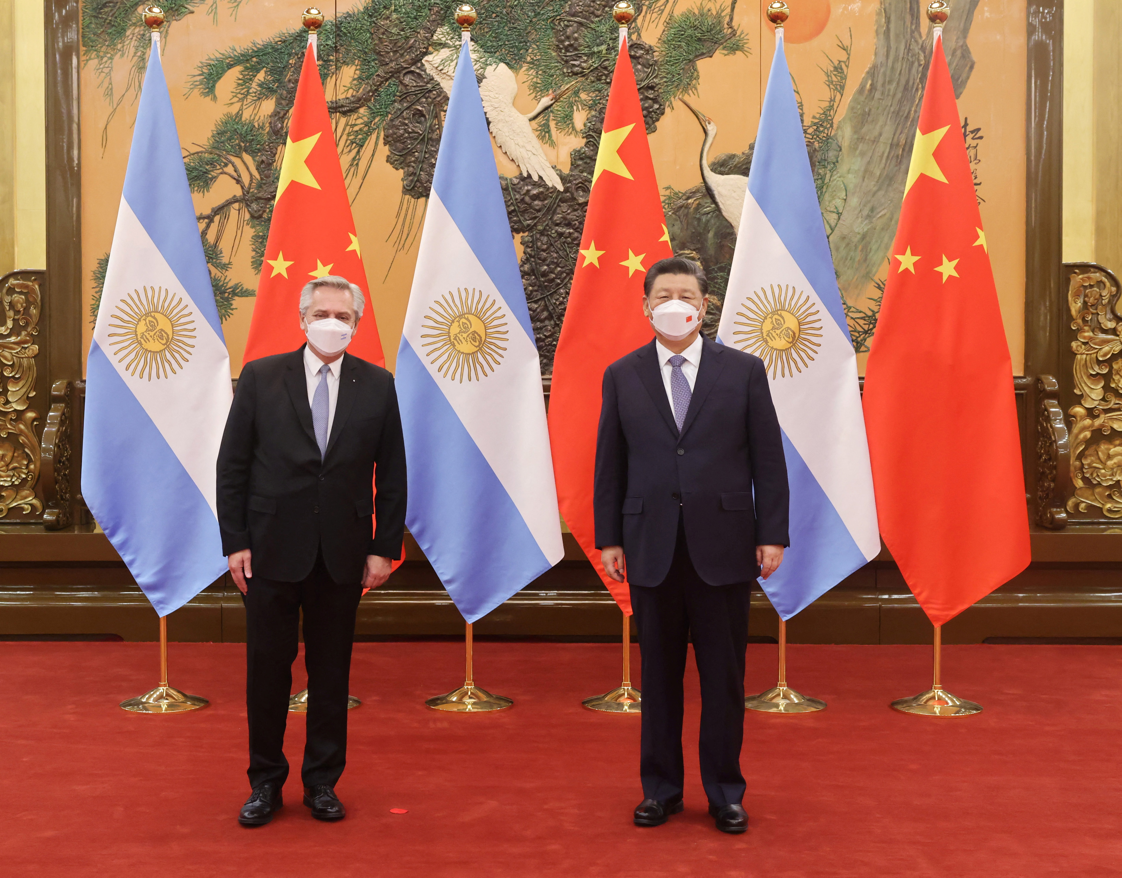 El presidente de China, Xi Jinping, junto al presidente de Argentina, Alberto Fernández, durante su reunión en Beijing, China, el 6 de febrero de 2022 (Presidencia de Argentina/Handout via REUTERS)