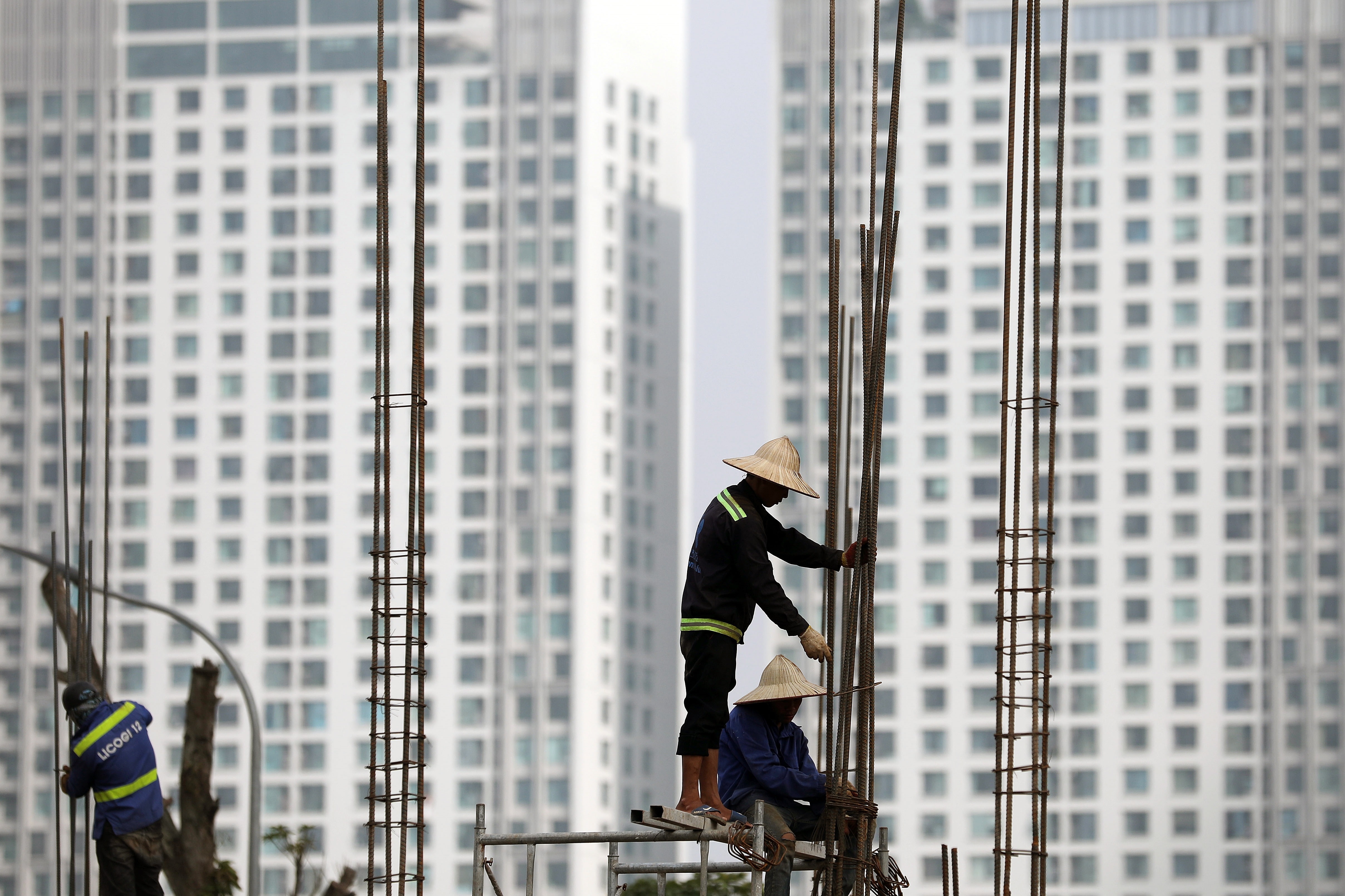 Obreros trabajan en un edificio en Hanoi. La economía vietnamita continúa su crecimiento a niveles que podrían superar el 8 por ciento anual, de acuerdo a Moody's (EFE)
