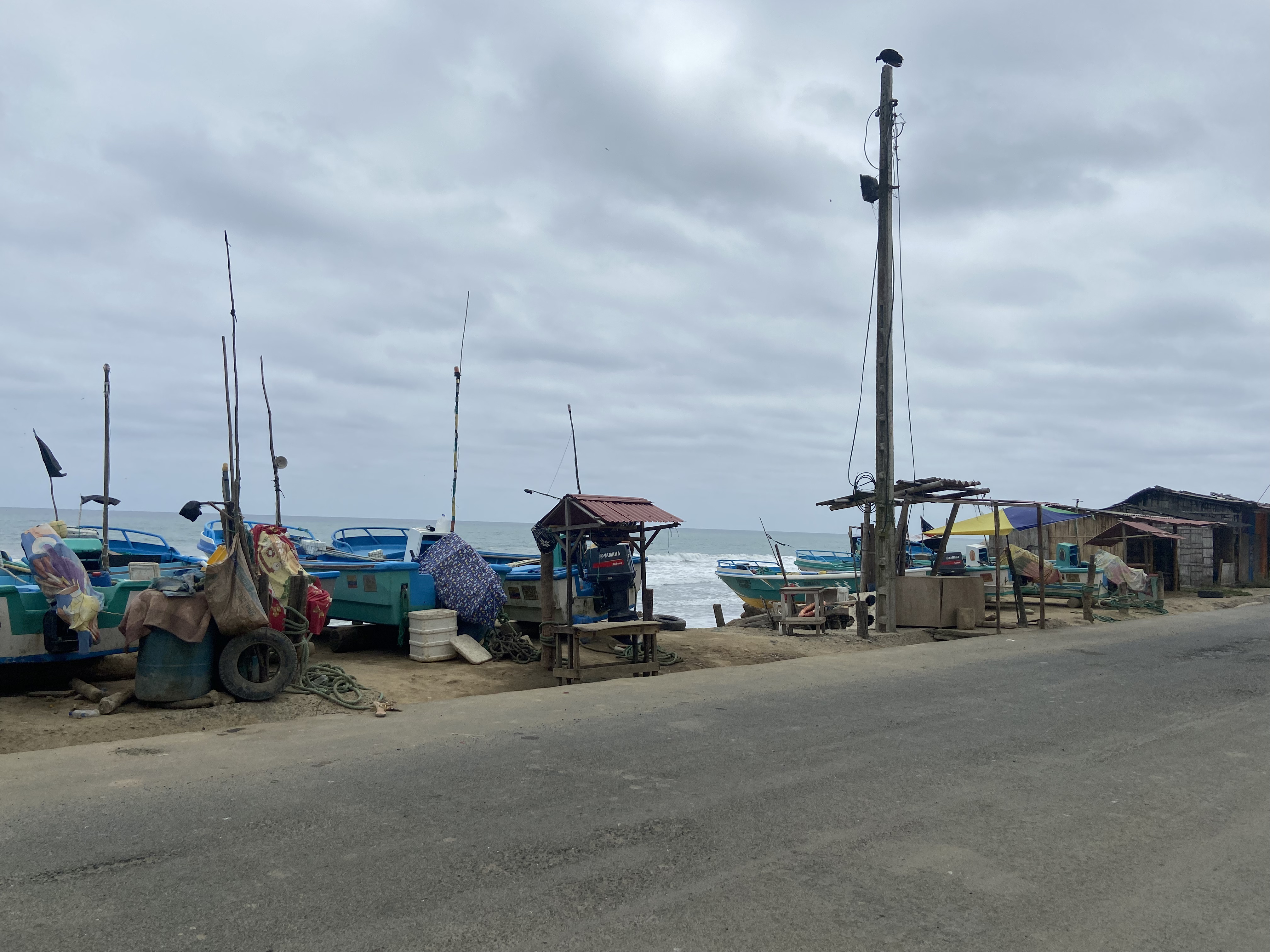 Los pueblos pesqueros de Ecuador reflejan una problemática compleja de marginalización y pobreza.