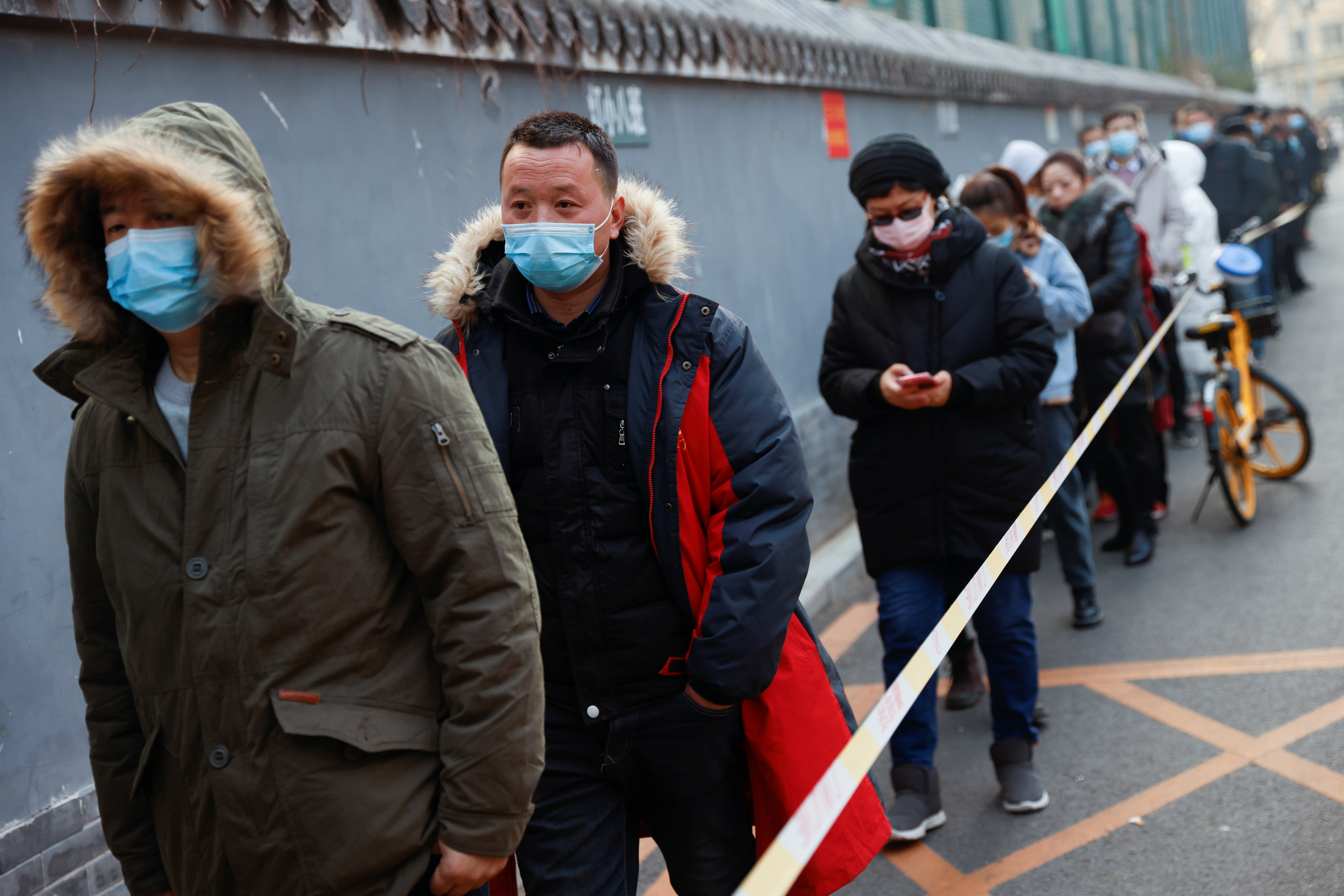 Filas para las pruebas de COVID-19 en Beijing (Reuters)
