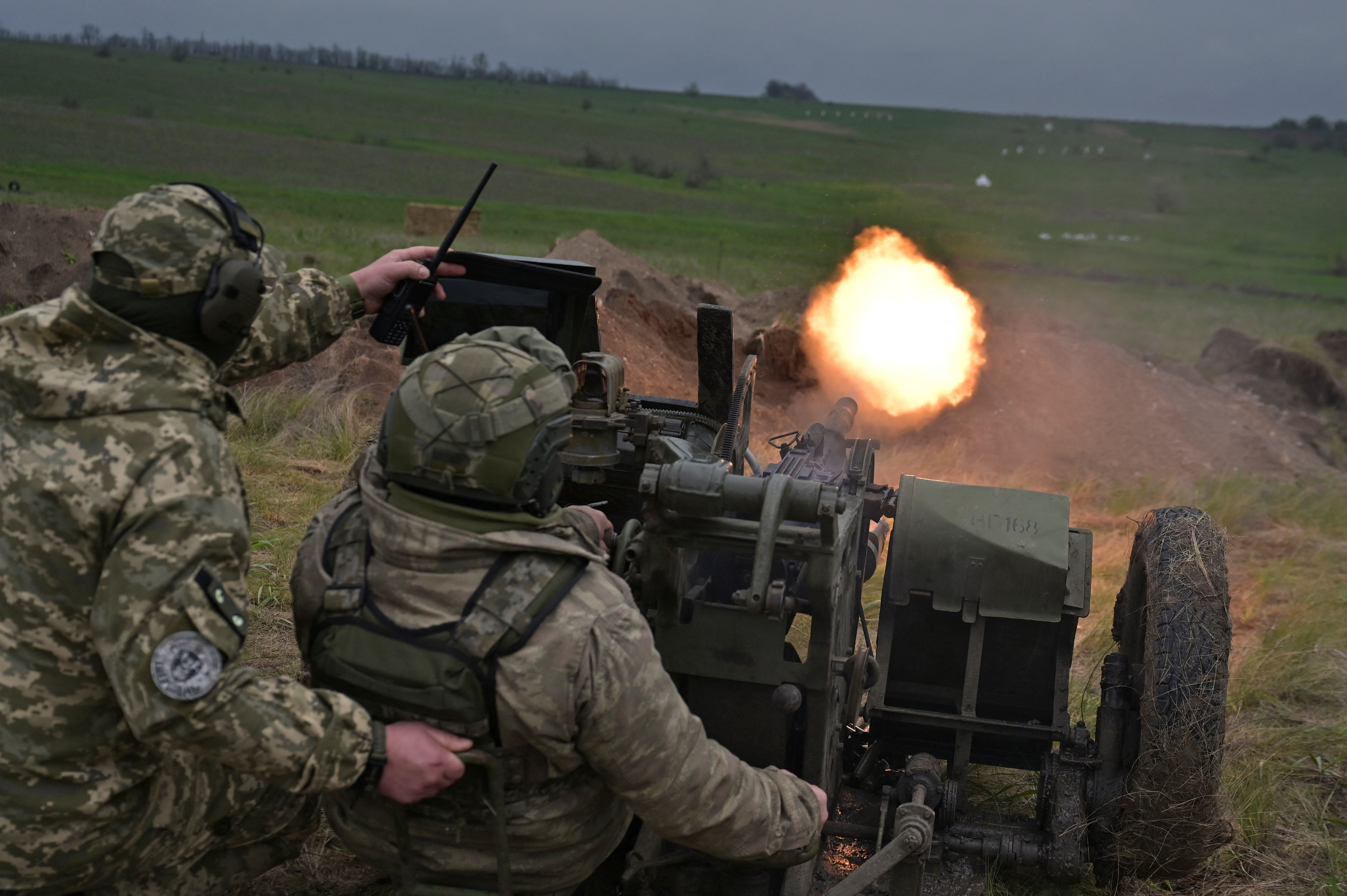 Miembros del servicio ucraniano disparan una ametralladora antiaérea ZPU-1 durante ejercicios militares en un campo de entrenamiento, en medio del ataque de Rusia a Ucrania, en la región de Zaporizhzhia, Ucrania, 28 de abril de 2023. REUTERS/Stringer