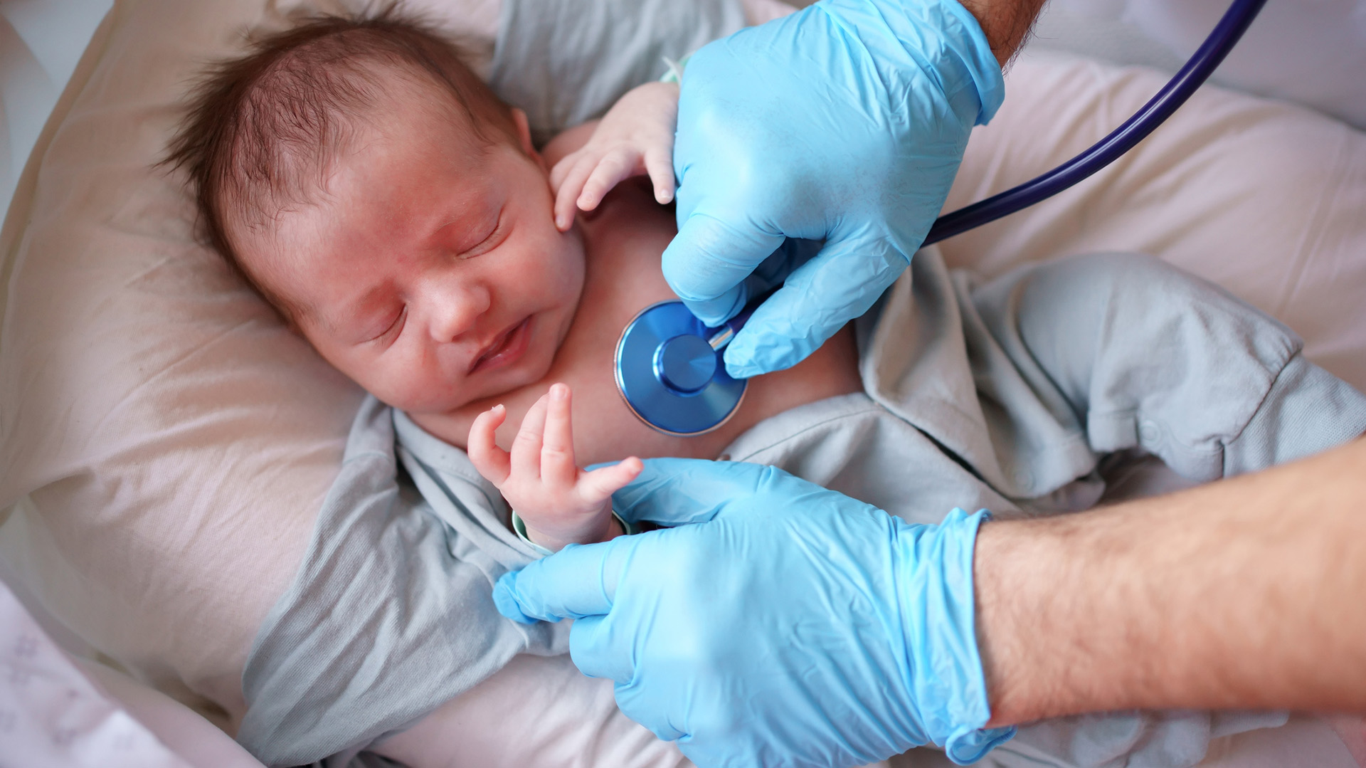 Es importante vacunar a los más chicos contra la gripe para evitar cuadros graves respiratorios (Getty Images)