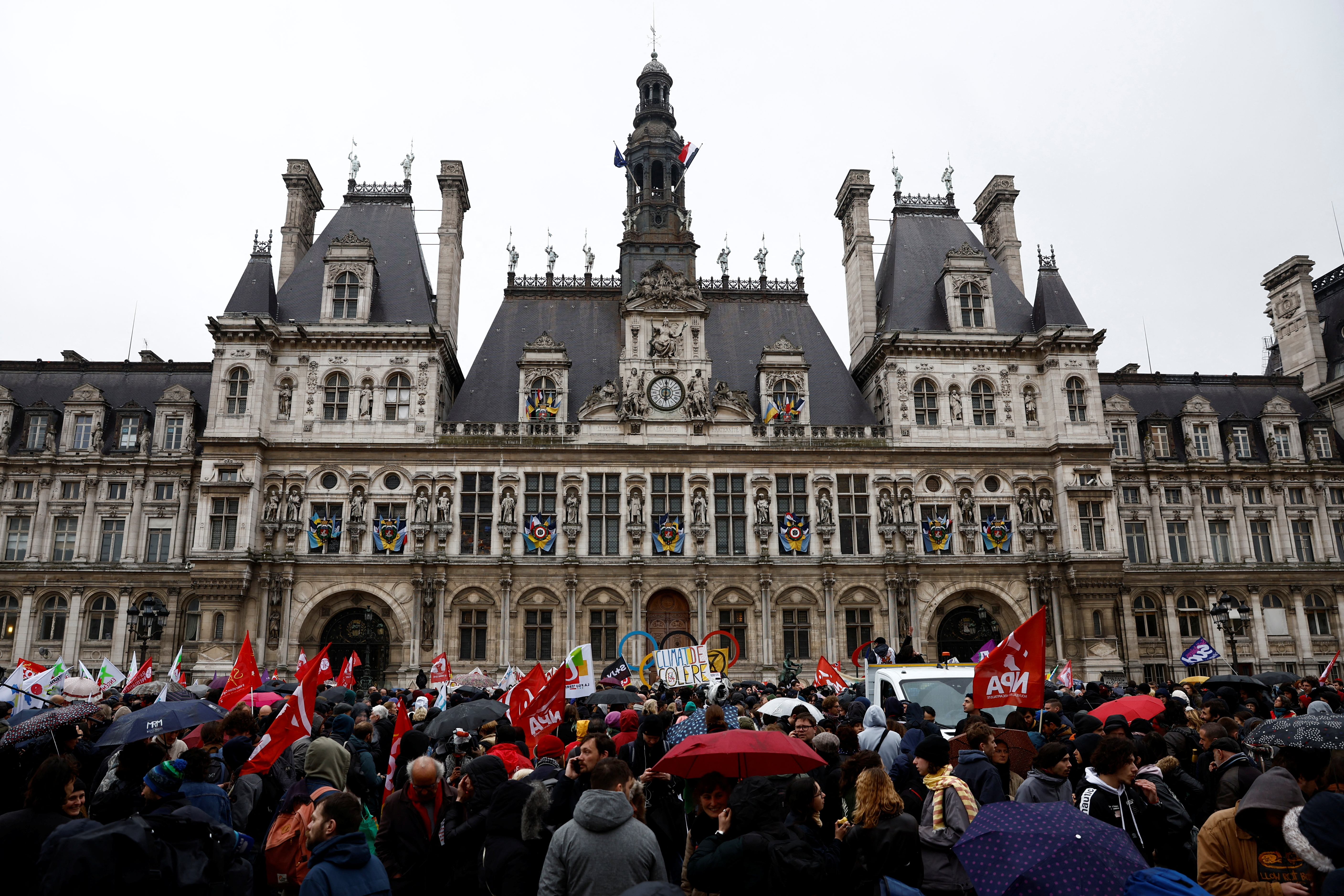 Manifestantes esperaban la decisión del Constiticional en Paris (REUTERS/Stephane Mahe)