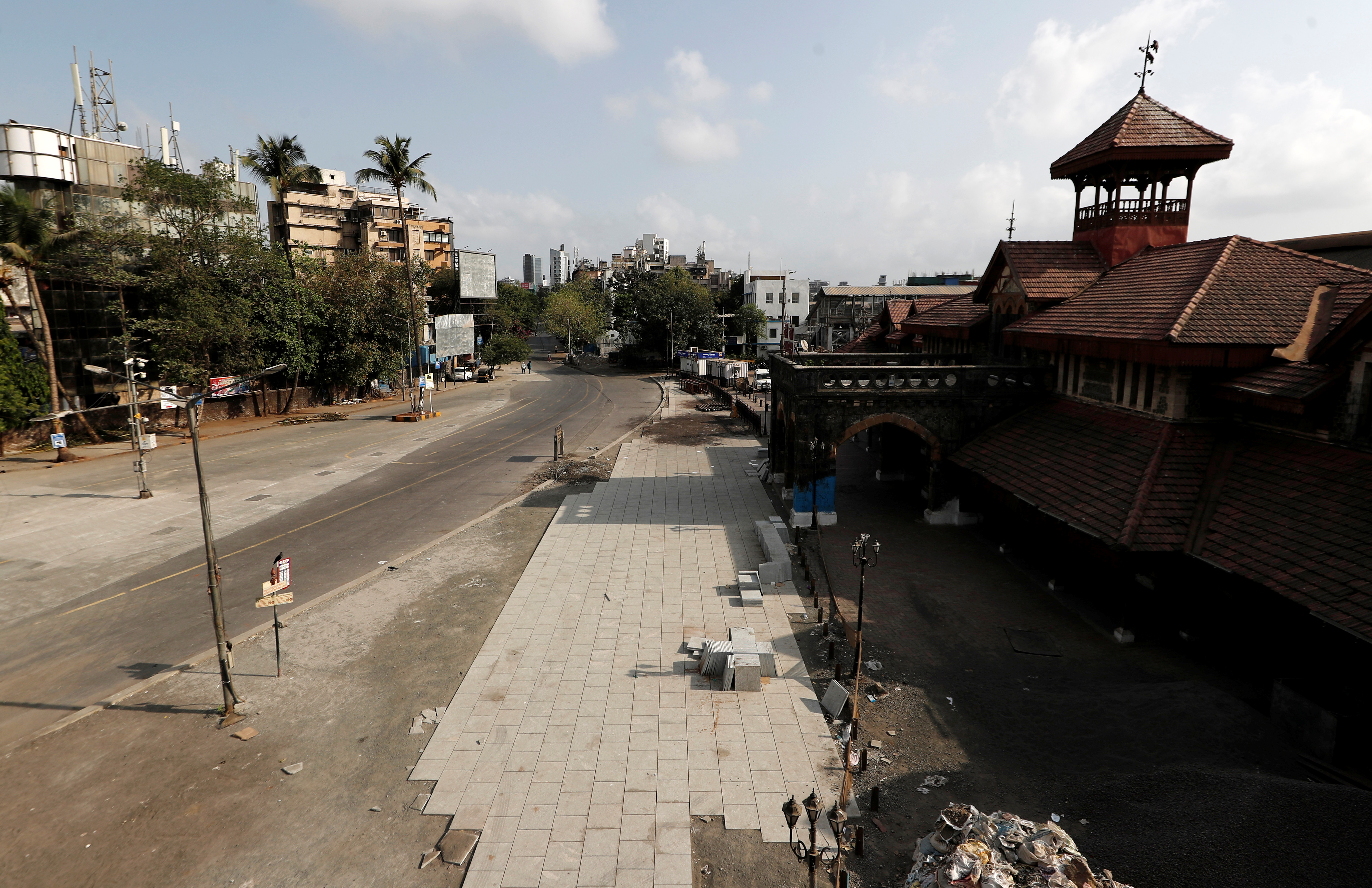 AHORA - Una vista vacía de una estación ferroviaria en Mumbai, India (REUTERS/Francis Mascarenhas)