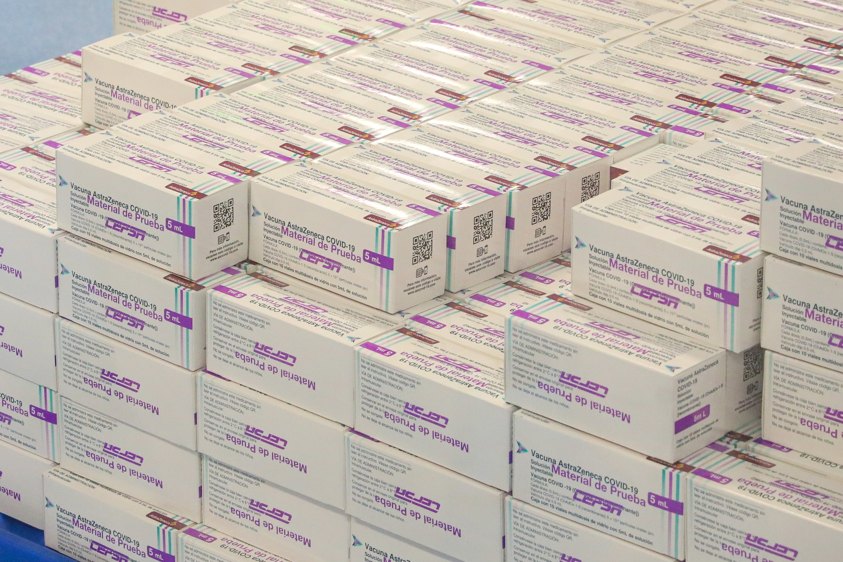 Cajas con muestras de Oxford-AstraZeneca.