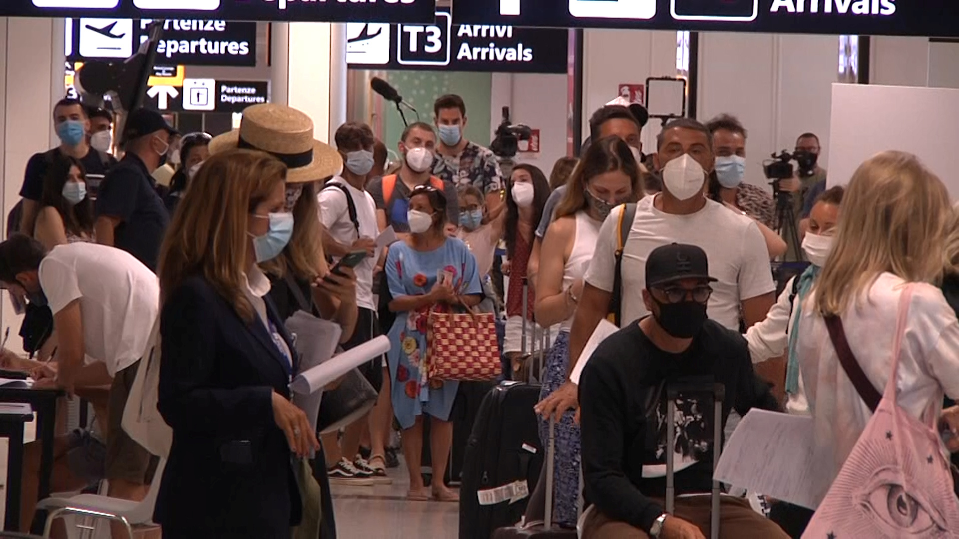 Colas antes de someterse al test de coronavirus en el aeropuerto de Roma. (Aeroporti di Roma via REUTERS)