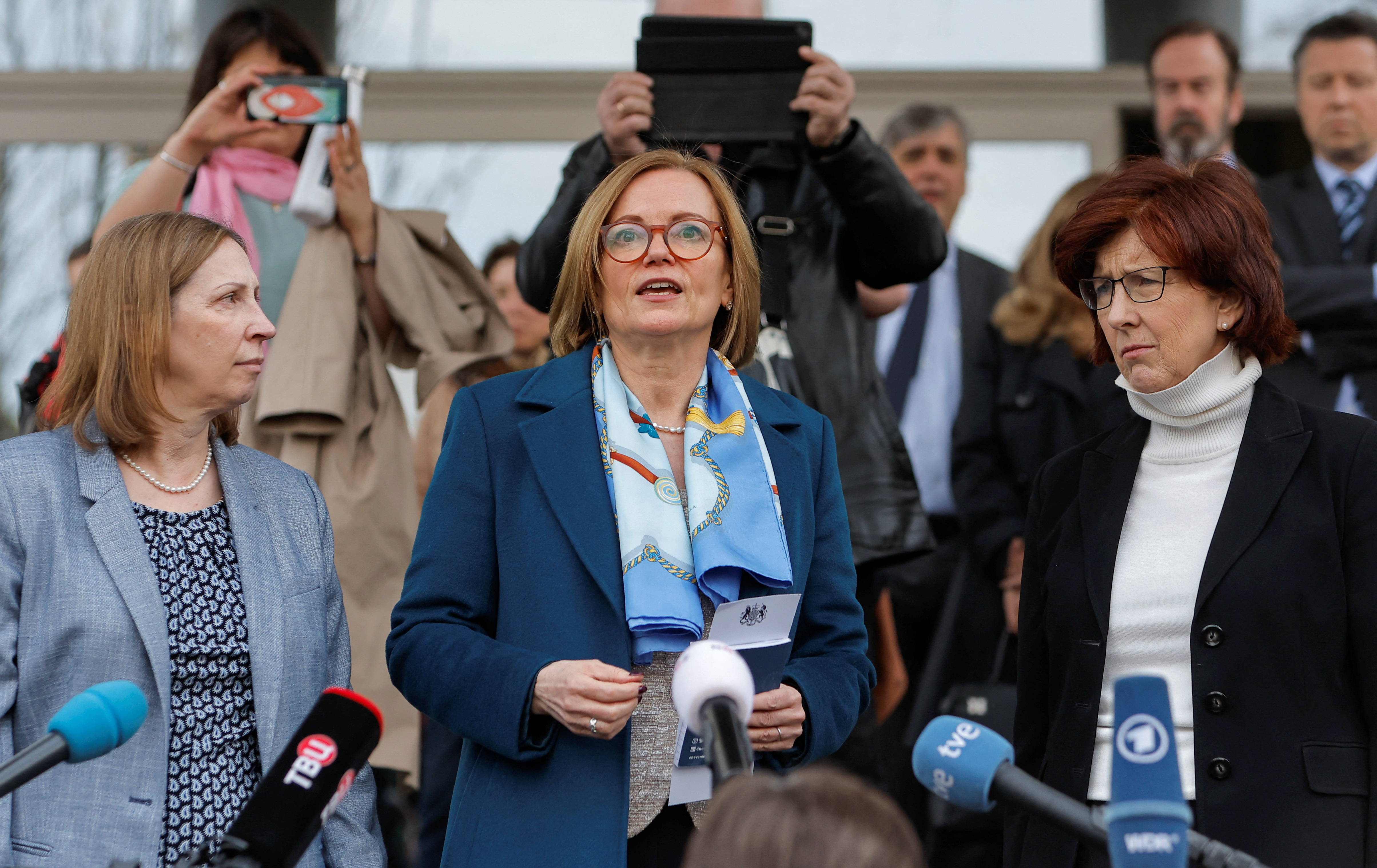 La embajadora de Canadá en Rusia, Alison LeClaire, la embajadora británica en Rusia, Deborah Bronnert, y la embajadora de Estados Unidos en Rusia, Lynne Tracy, se dirigen a los medios de comunicación tras la condena del opositor. (REUTERS/Maxim Shemetov)