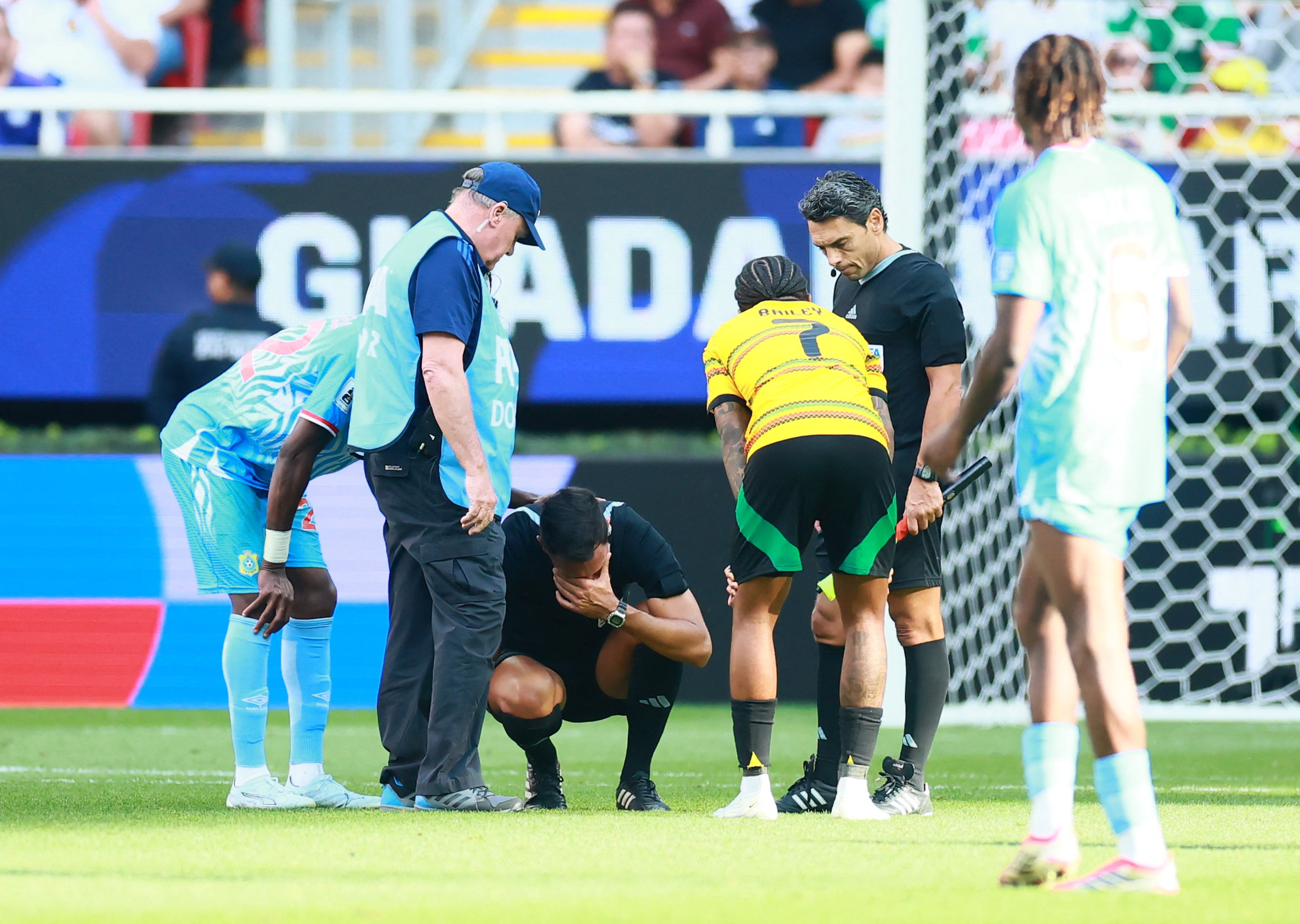 Las lágrimas del árbitro argentino Facundo Tello tras lesionarse en medio del repechaje entre Congo y Jamaica