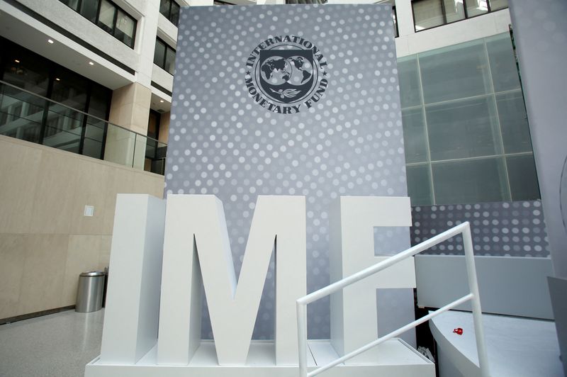 The net disbursement of USD 3,984 million by the IMF and USD 1,618 million by other organizations, plus parity adjustments, explained almost half of the increase in public debt in December (Reuters)