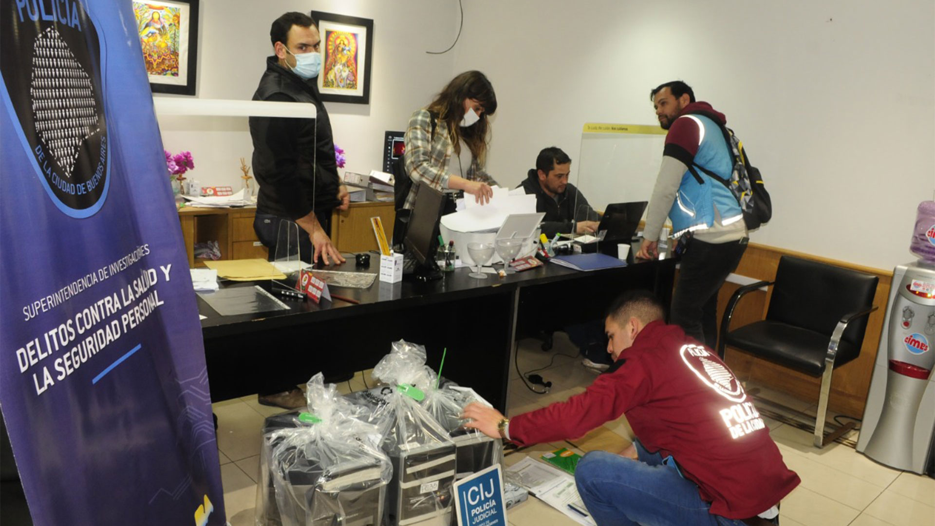 City Police personnel and other Buenos Aires and national organizations seize documentation from the medical center "The Bolivian Health". 
