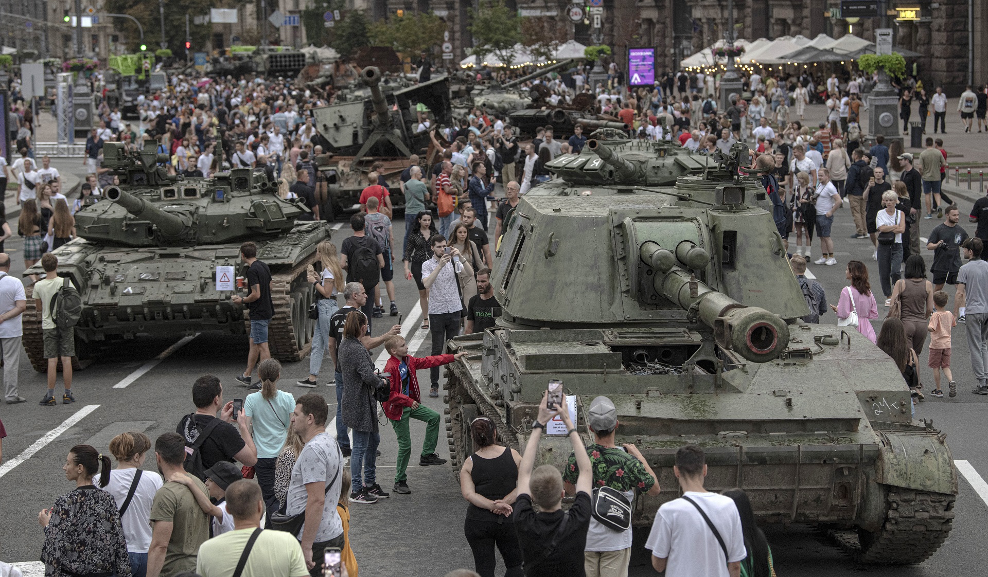 Los tanques rusos y los transportes de infantería se exhibieron en el bulevar central Khreshchatyk (AP/Andrés Kravchenko)