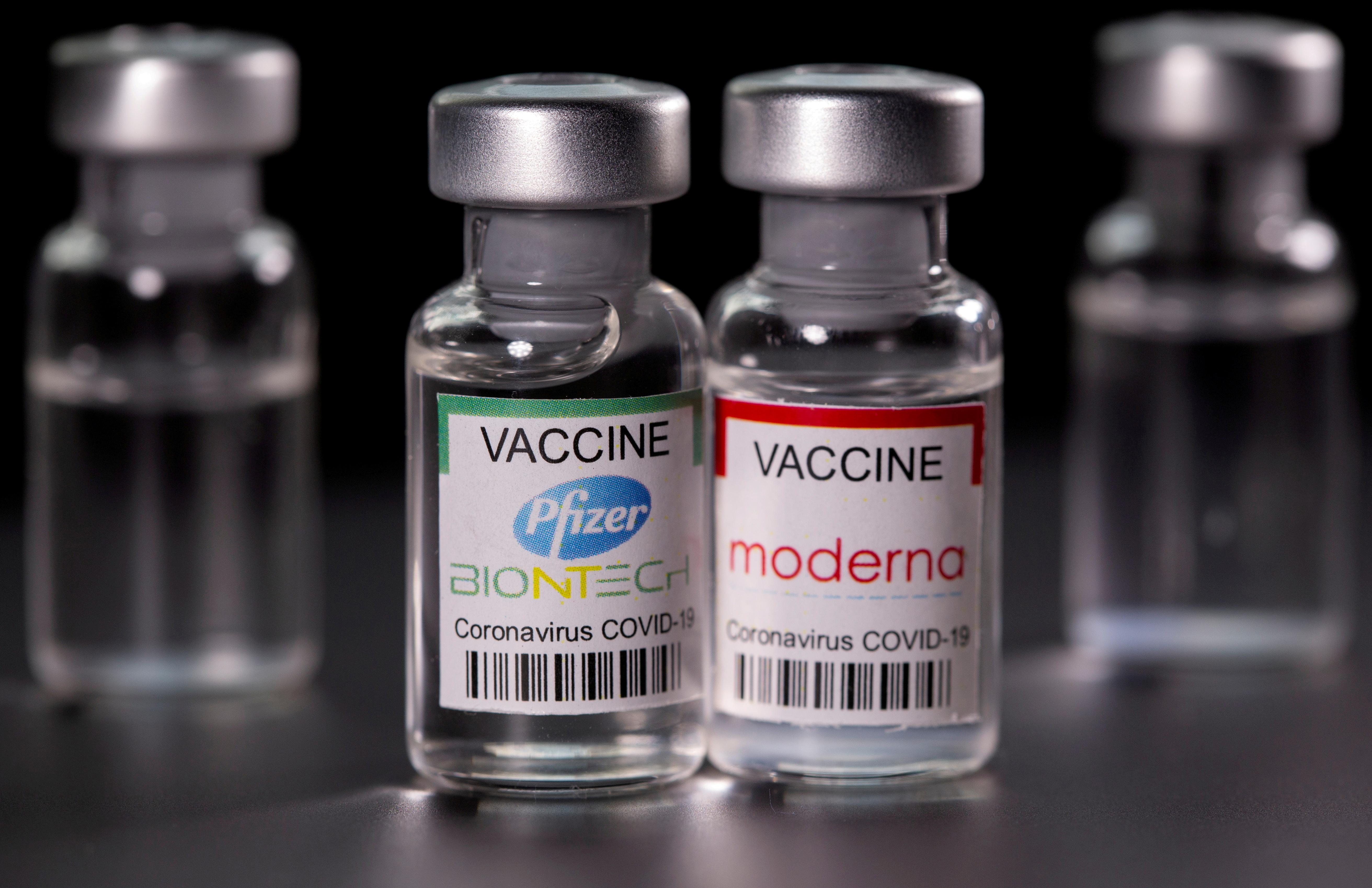 Argentina podría contar con las vacunas de Pfizer y Moderna muy pronto -  REUTERS/Dado Ruvic/Illustration/File Photo