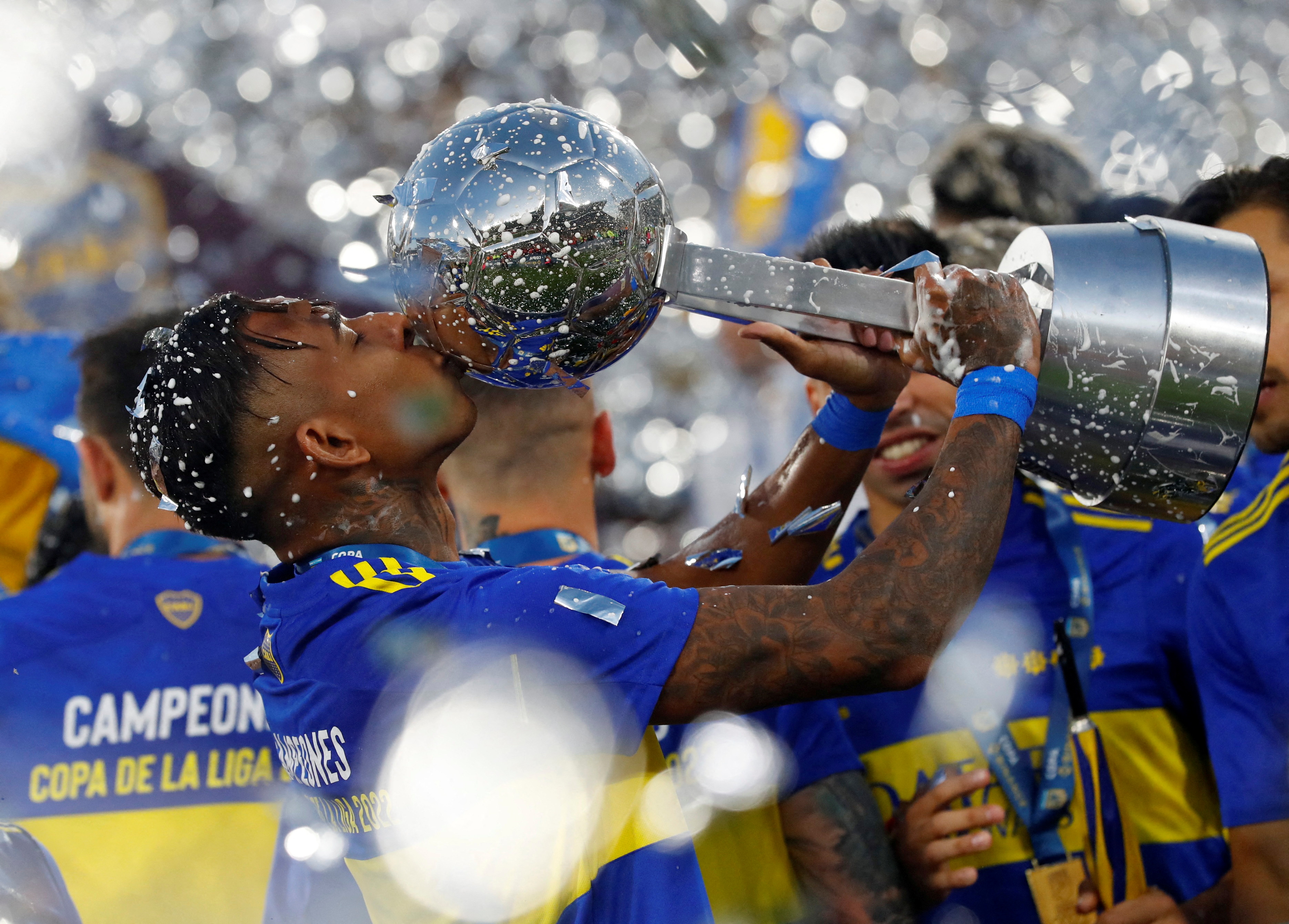 Campeón e imputado: Villa besa la copa (REUTERS/Agustin Marcarian)