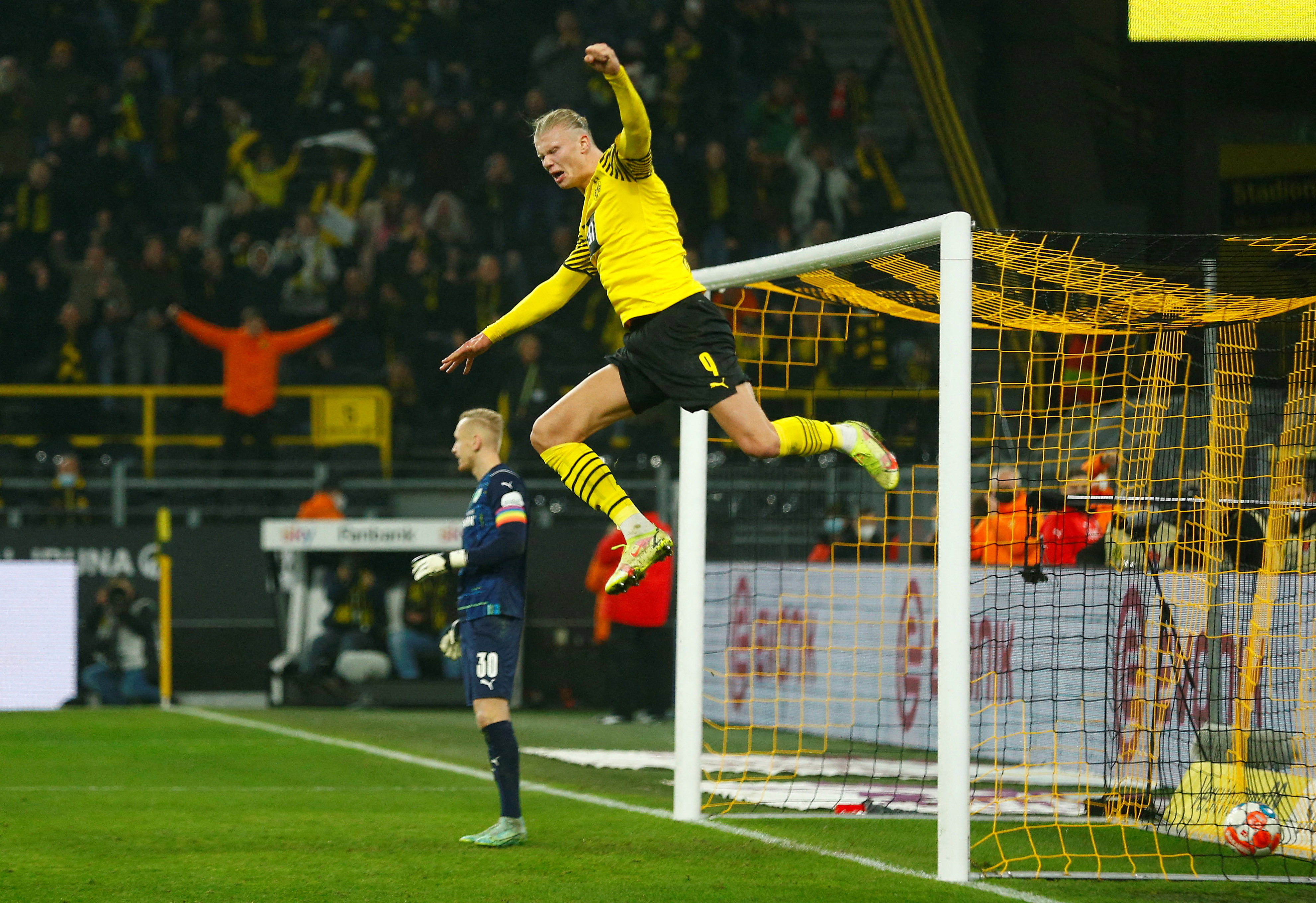 El Dortmund planea duplicarle el sueldo a su goleador (Reuters)