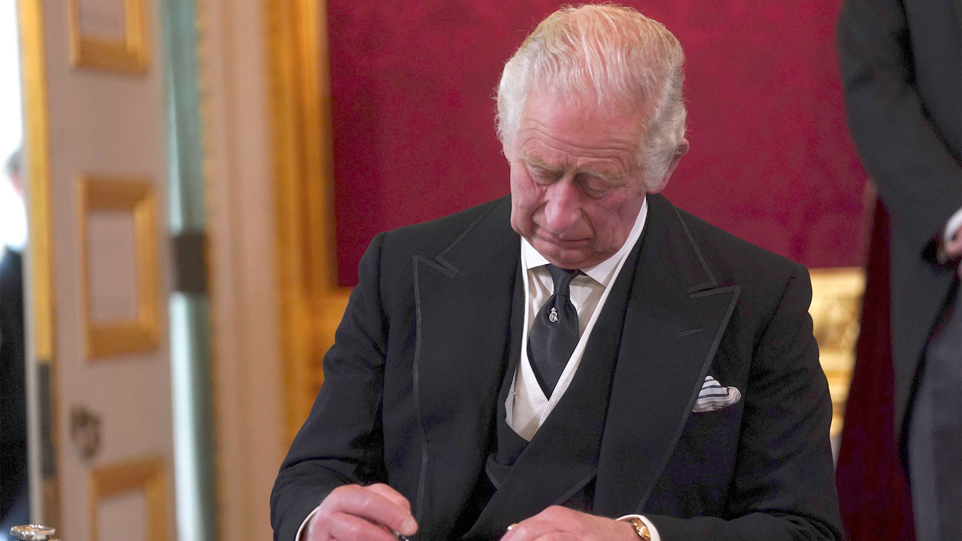 At Hillsborough Castle, as he signed the guest book, King Charles exploded upon realizing the pen was leaking ink and immediately stormed out of the room exclaiming 