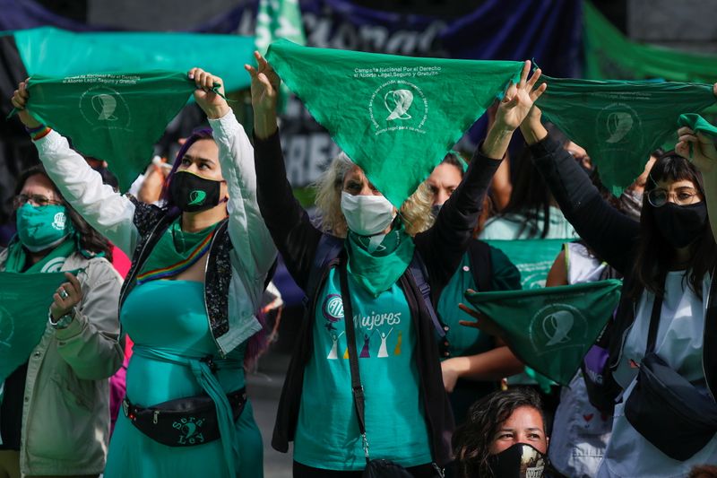 Feministas promoviendo los derechos de la mujer durante una protesta (Foto: Reuters / Agustín Marcarian)