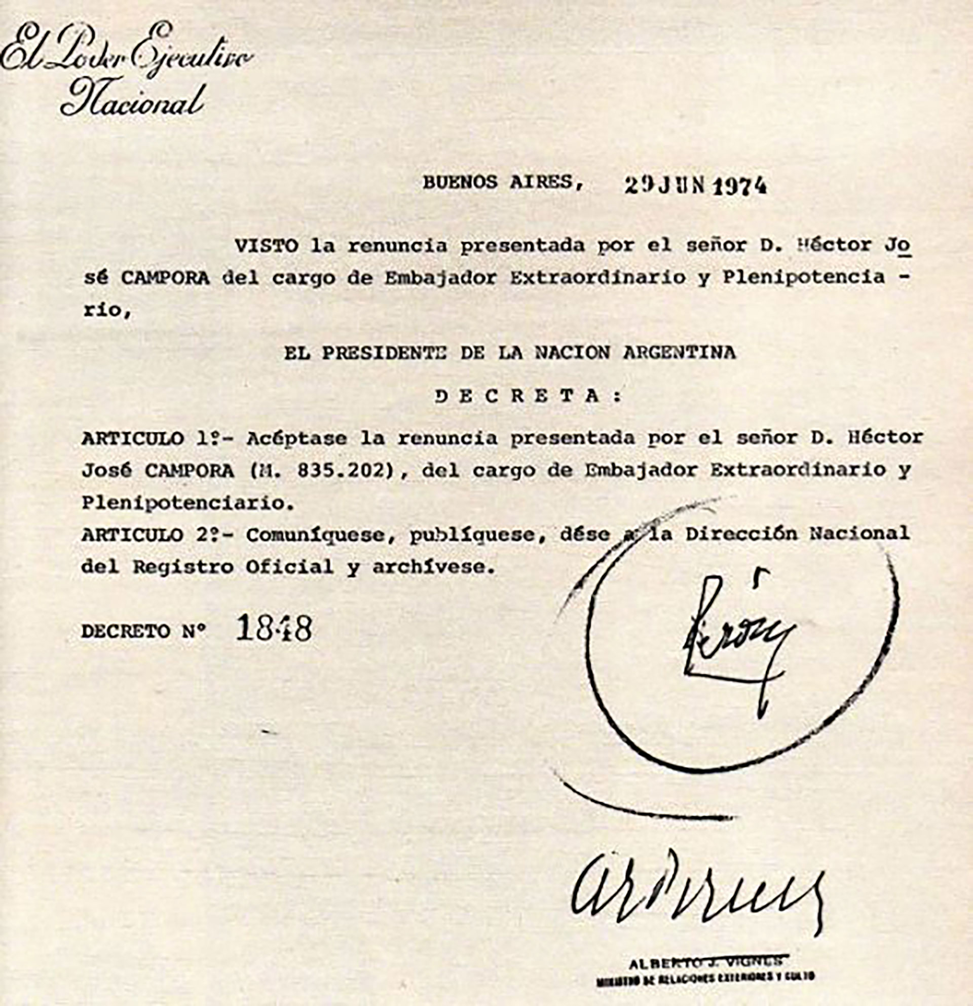 Perón acepta la renuncia de Cámpora al cargo de embajador el 29 de junio de 1974. Fue uno de sus últimos actos de gobierno