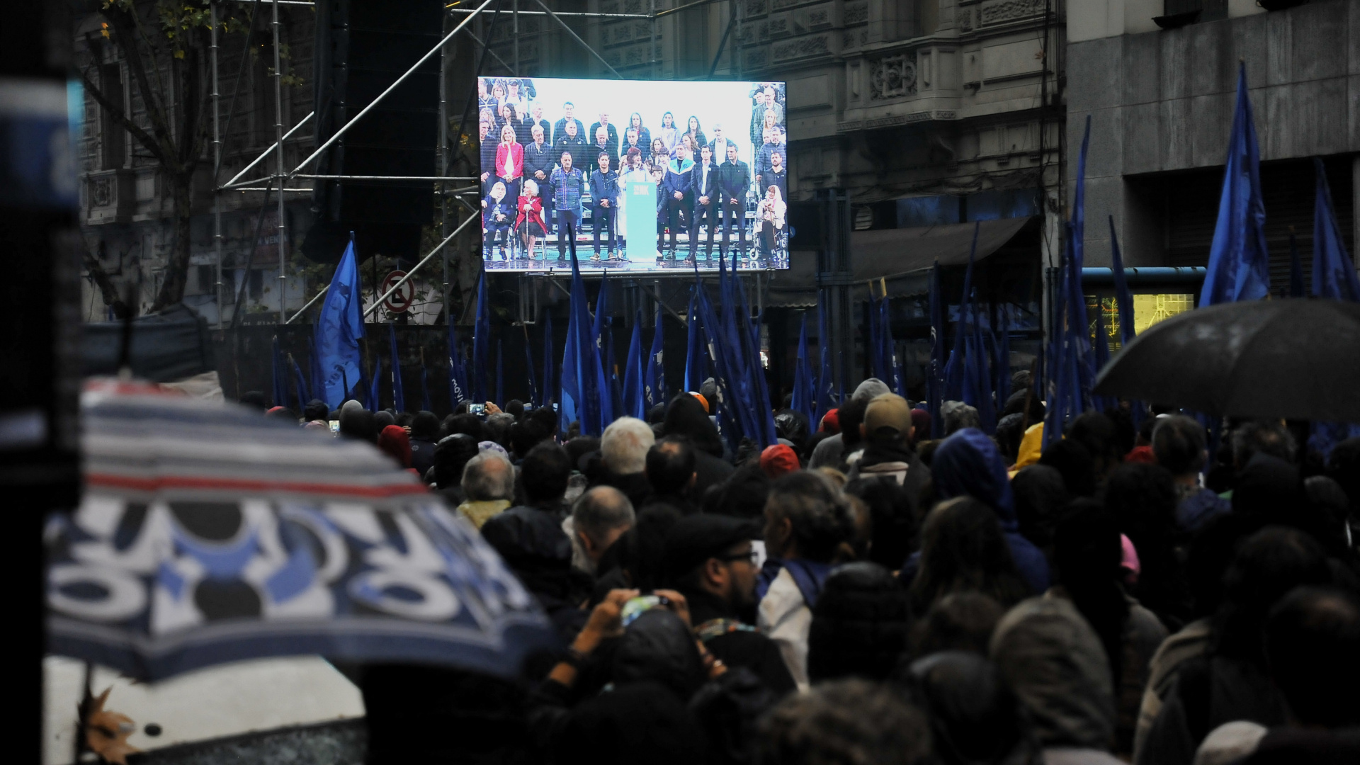 Bajo la lluvia, la militancia sigue el discurso de CFK (Gustavo Gavotti)