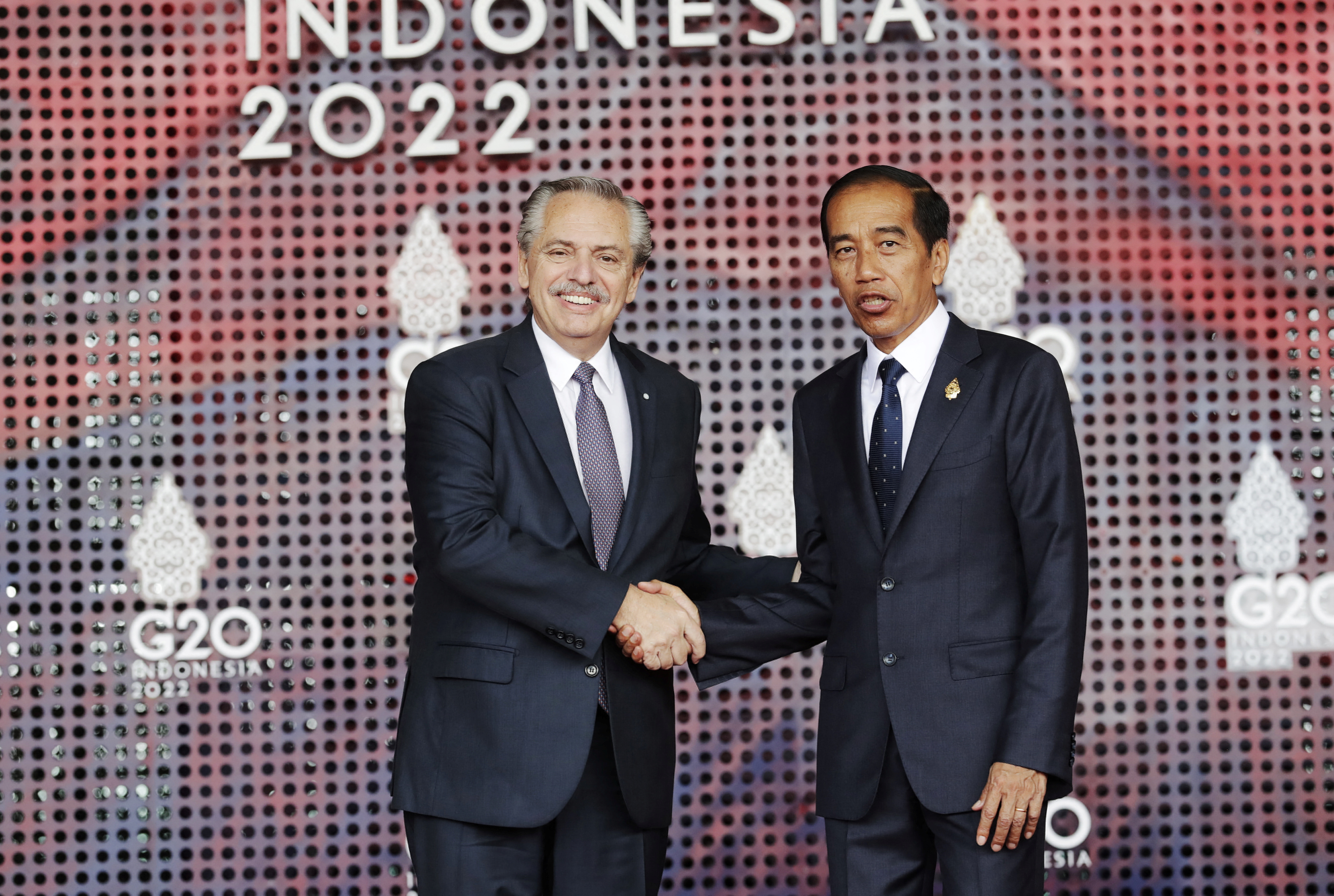 Alberto Fernández saluda al presidente de Indonesia, Joko Widodo, antes del inicio del G20 en Bali