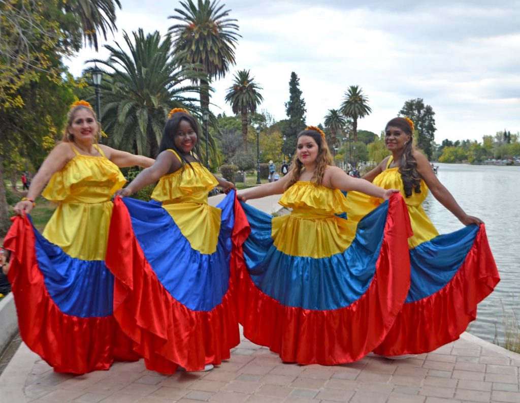 La Asociación Civil Migrantes Colombianos en Mendoza tiene un grupo de danzas típicas llamado La Tambora. Aquí posan en el bellísimo marco del Parque San Martín de la ciudad de Mendoza. En Cuyo, calculan, viven unos tres mil colombianos