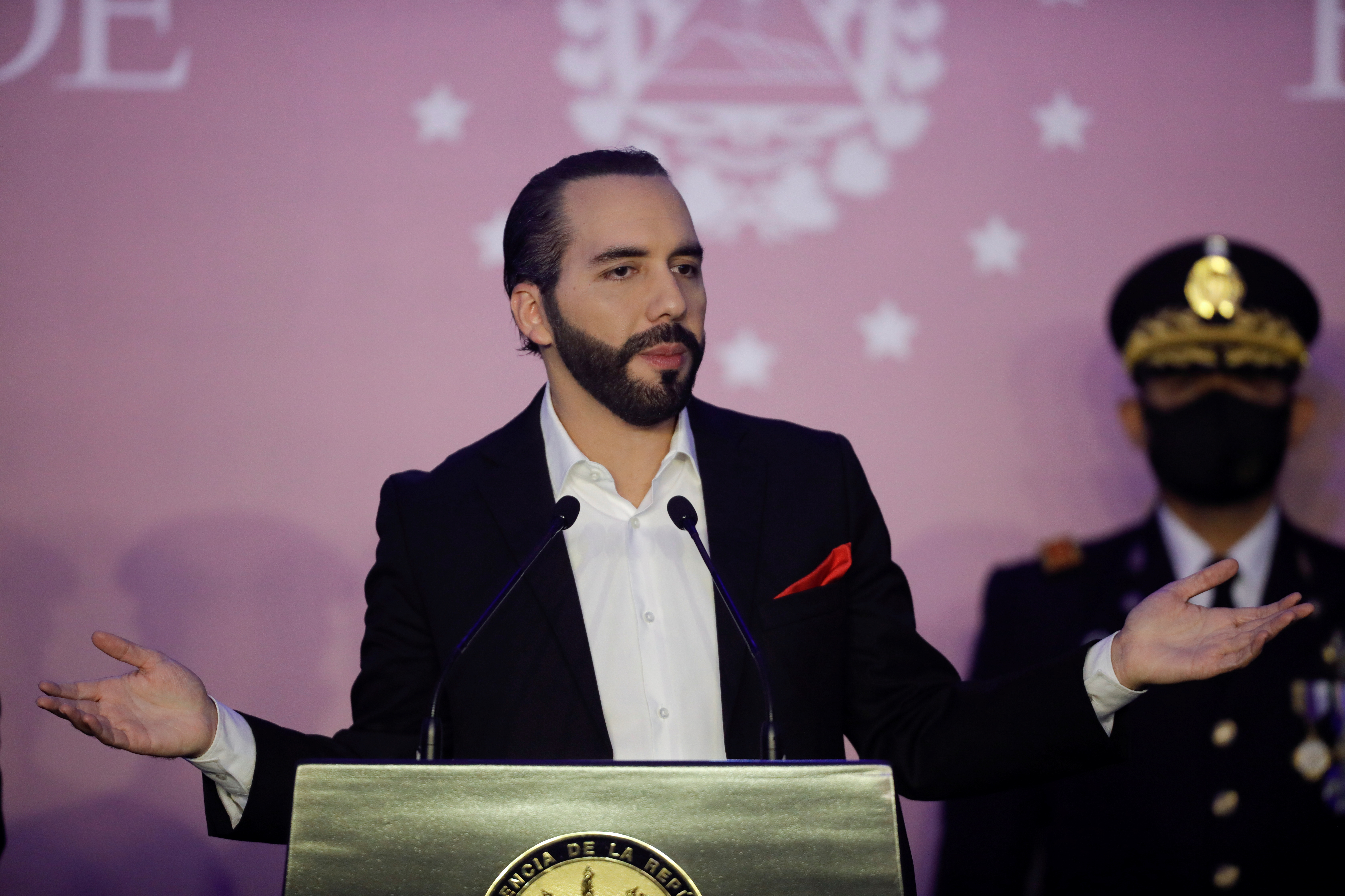 El presidente de El Salvador, Nayib Bukele, encendió las alarmas internacionales por su estilo autocrático y la decisión de barrer con la los jueces de la Corte Suprema y el fiscal general apoyado en su mayoría parlamentaria