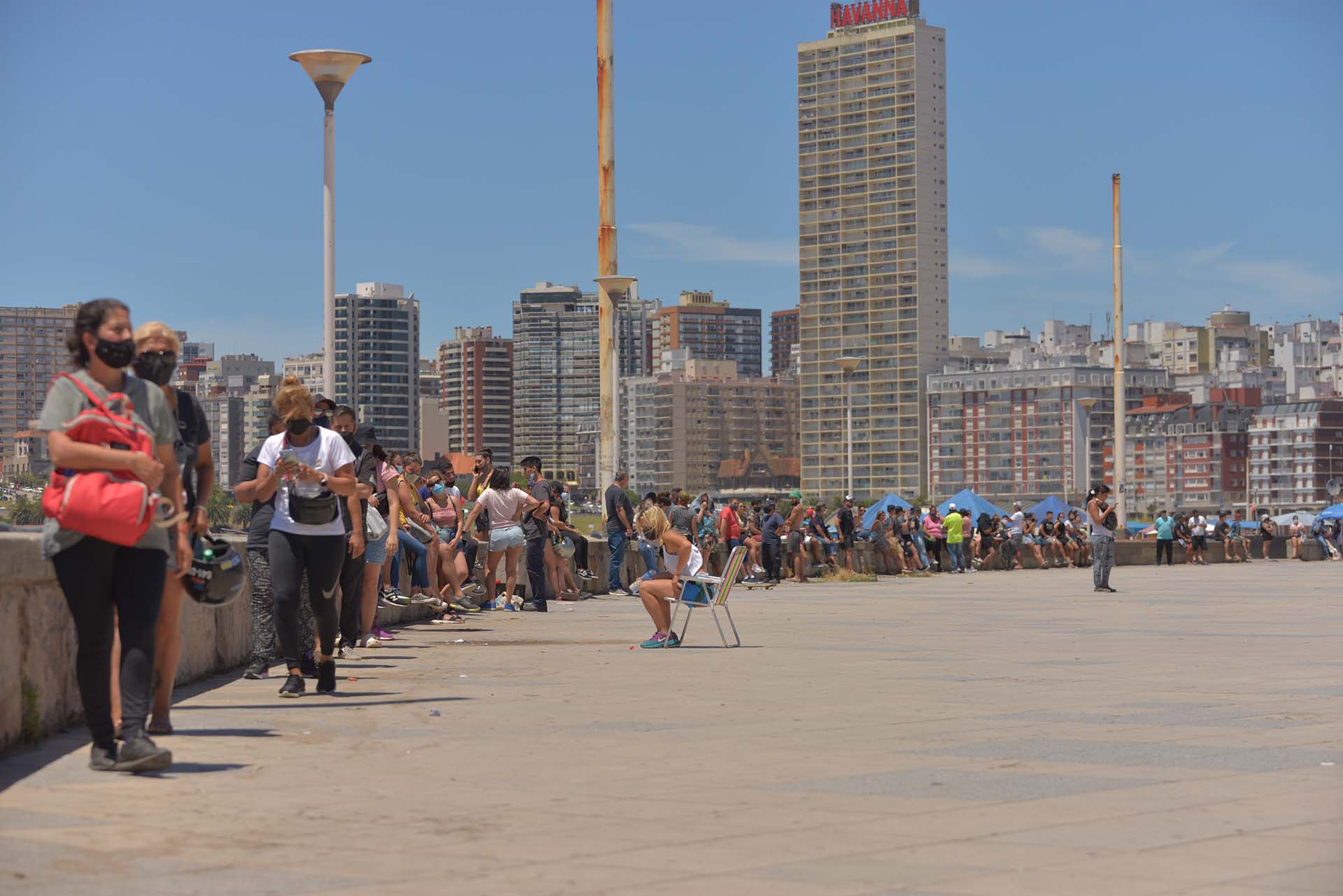 Larga fila de personas esperando ser testeadas en la rambla de Mar del Plata (Mey Romero)