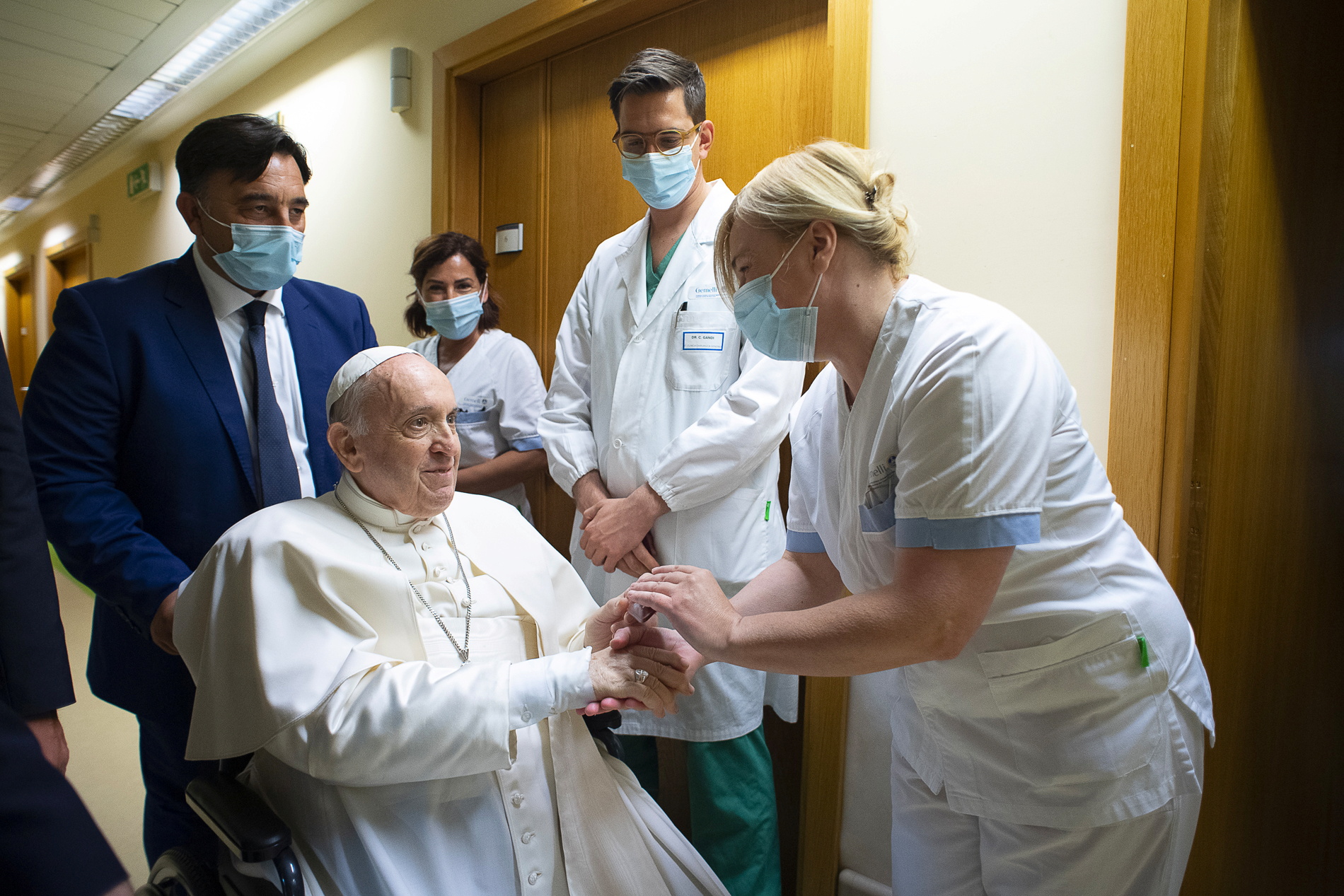 El papa junto a una enfermera del hospital Gemelli de Roma (Vatican Media via REUTERS)