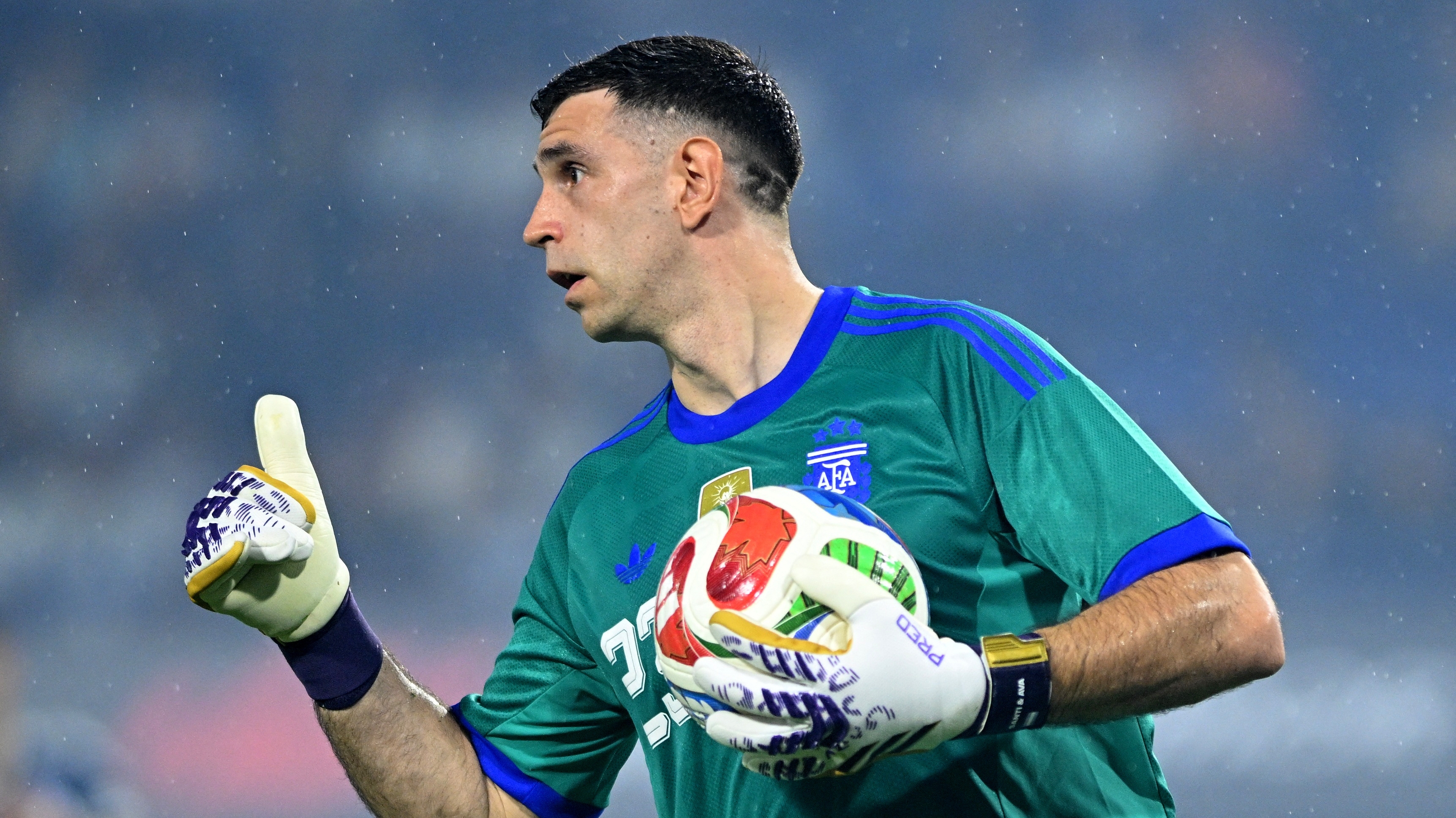 El Dibu Mart&iacute;nez acord&oacute; un contrato con un gigante de la Serie A y podr&iacute;a cambiar de equipo tras el Mundial