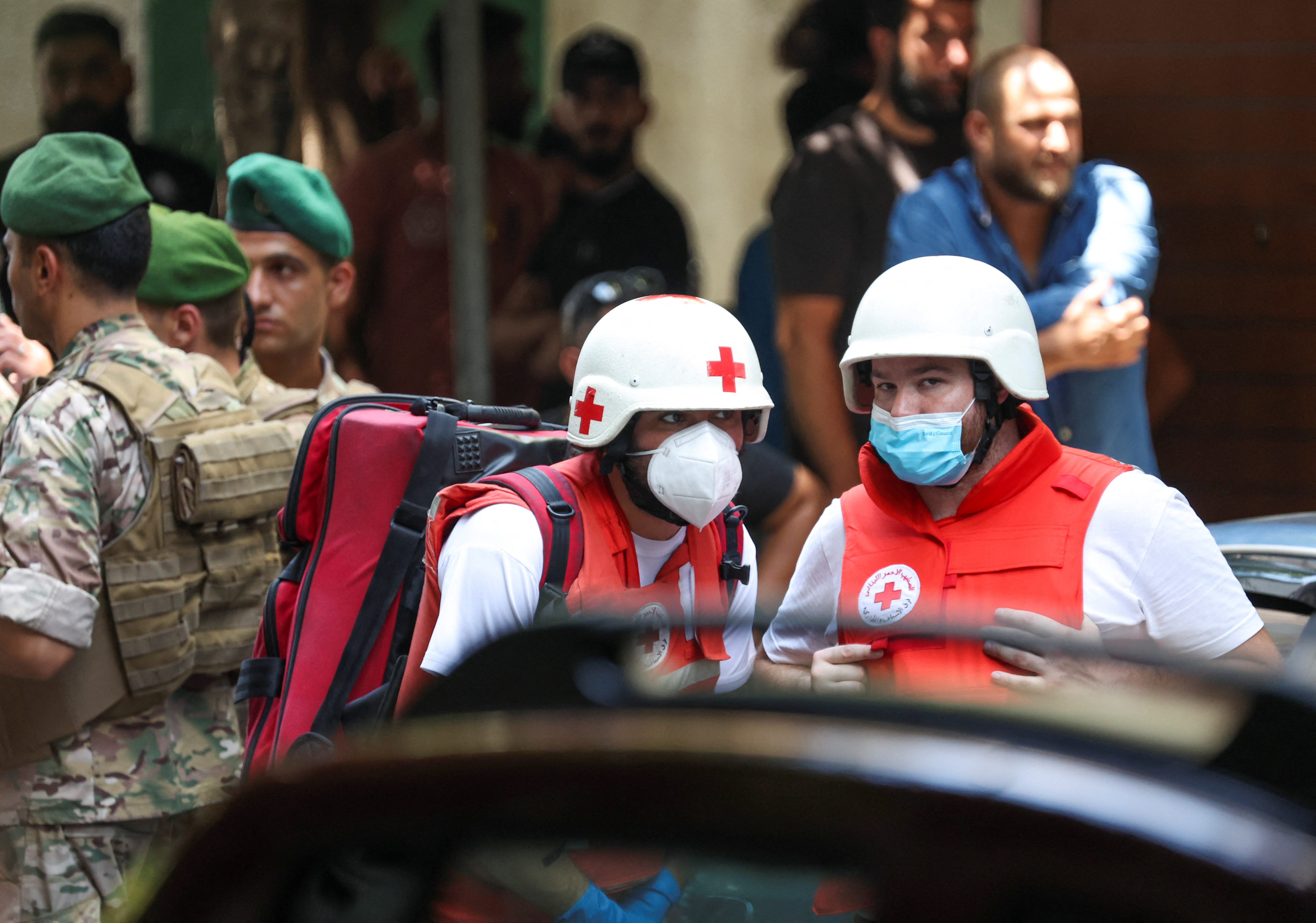 Miembros de la Cruz Roja y emergencias están listos para atender a las personas que libera el ahorrista que mantiene secuestradas a un número indeterminado de personas (REUTERS/Mohamed Azakir)