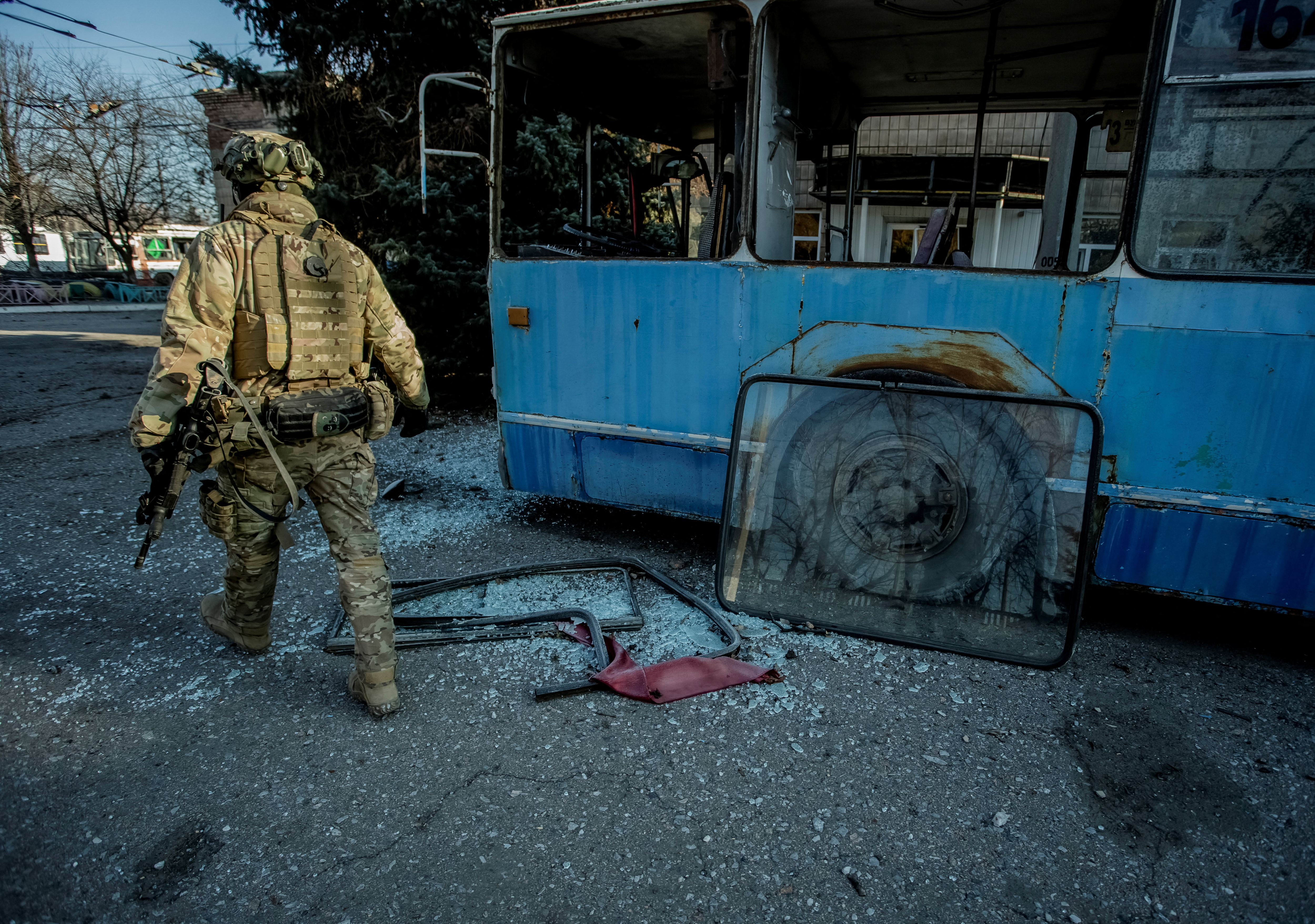 Un militar ucraniano camina, en medio del ataque de Rusia a Ucrania, en Bakhmut, región de Donetsk, Ucrania