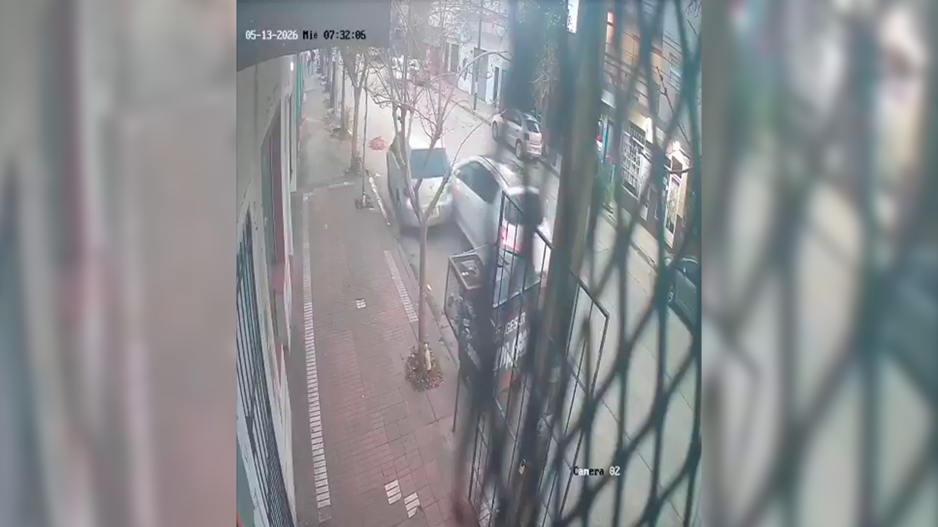 Video: un hombre se descompens&oacute; mientras manejaba y choc&oacute; contra un auto estacionado en Mar del Plata