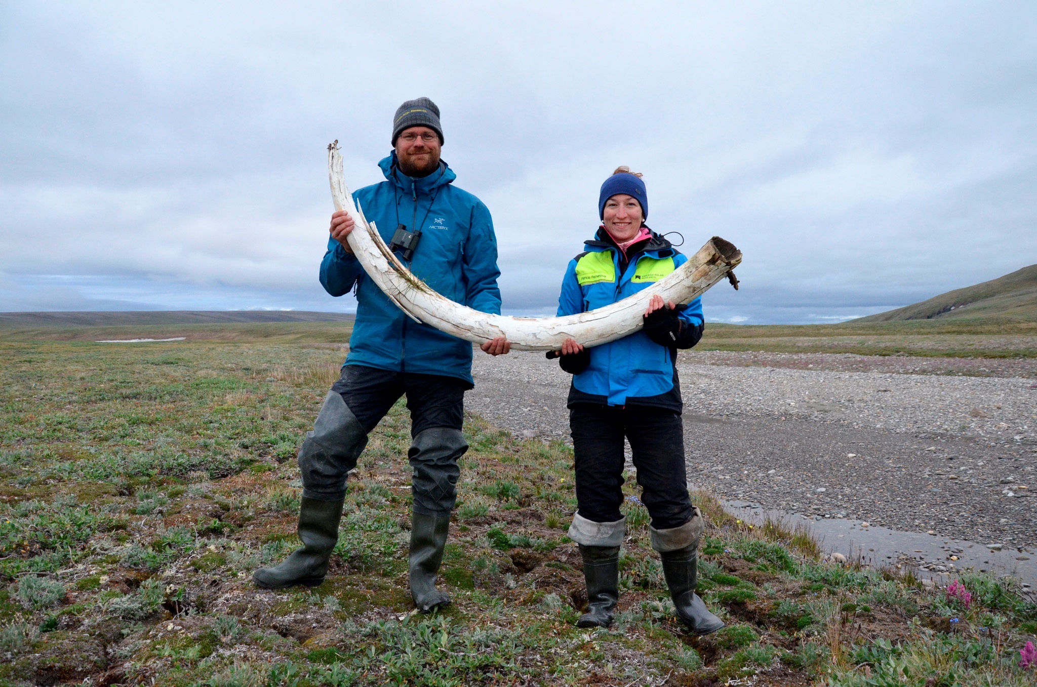 En la imagen, Love Dalén y la coautora Patrícia Pecnerová con un colmillo de mamut en la isla de Wrangel (EFE/ Nature/Gleb Danilov)

