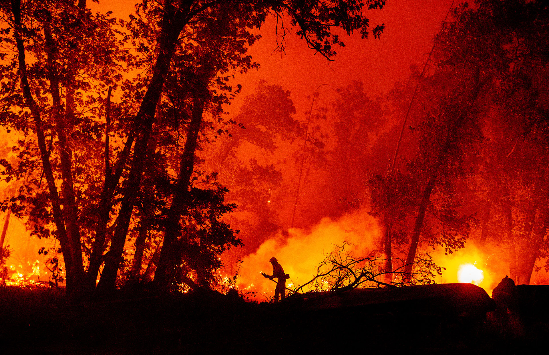 Este tercero incendio, el de la sierra, es el que más rápido se extendió este lunes, calcinando dos docenas de casas en el pequeño pueblo de Big Creek y obligando a evacuar por completo a la población de Auberry, de 2.500 habitantes. (JOSH EDELSON / AFP)