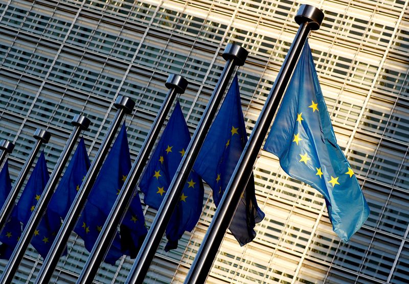 FOTO DE ARCHIVO. Banderas de la Unión Europea afuera de la sede de la Comisión Europea en Bruselas, Bélgica. 14 de noviembre de 2018. REUTERS/Francois Lenoir