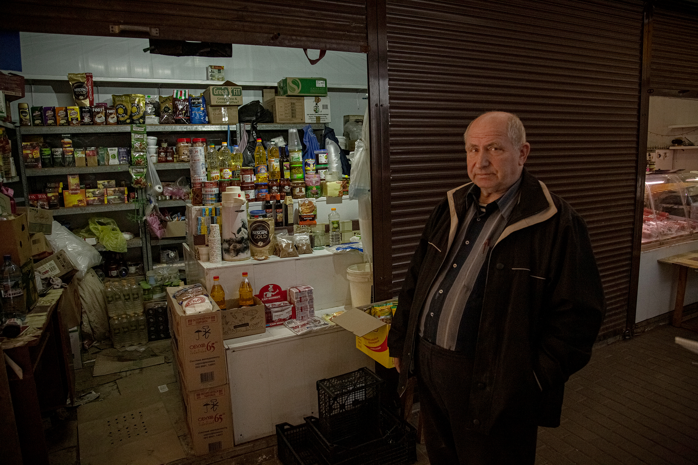 Petro Trotsenko, de 74 años, visto el 5 de mayo, pasó toda la ocupación rusa en el sótano de su casa. Su puesto en el mercado de Bucha fue saqueado por los rusos en los primeros días de la guerra. (Serhiy Morgunov para The Washington Post)