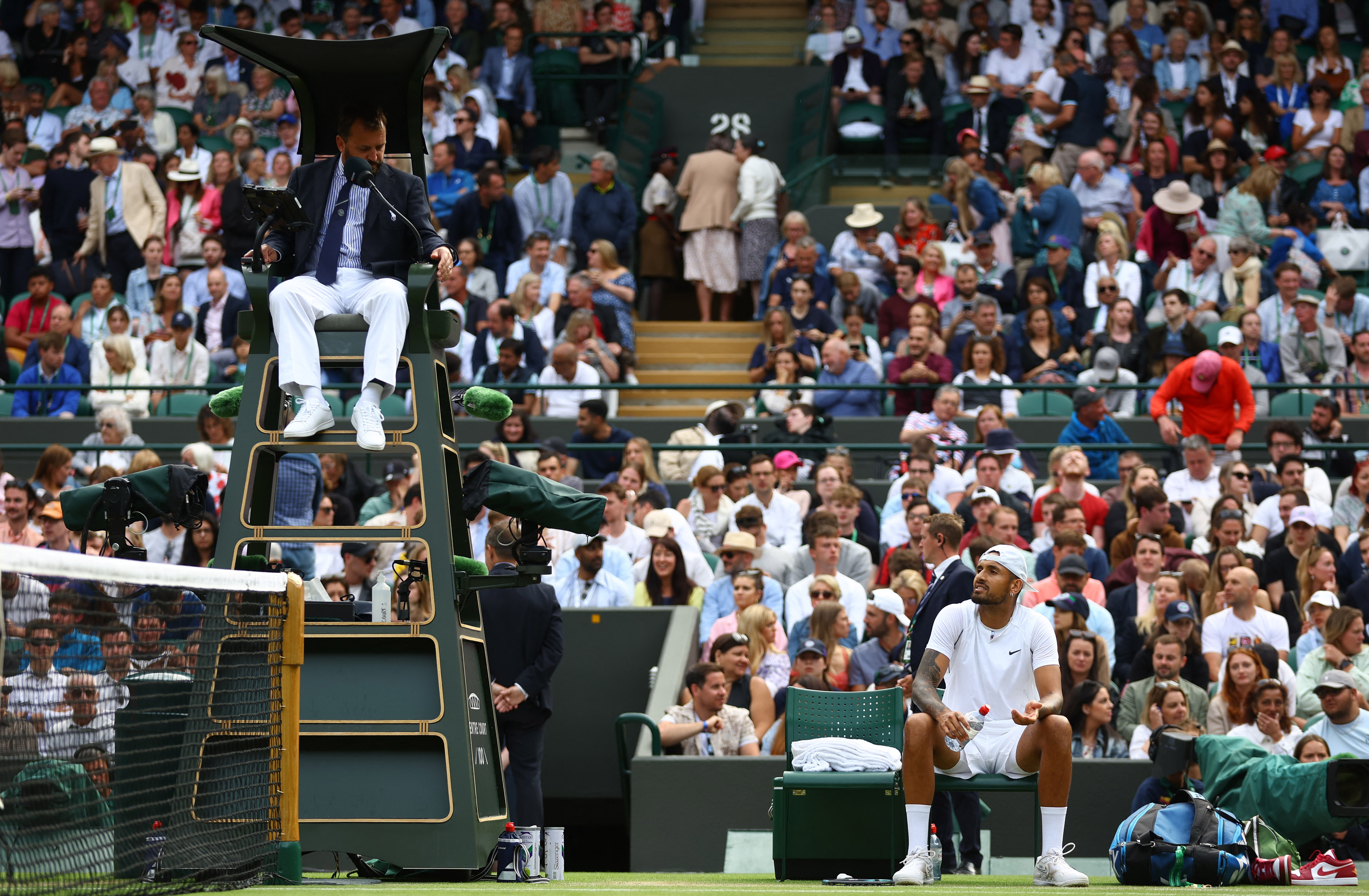 Escándalo en Wimbledon: Tsitsipás le pegó un pelotazo a un aficionado, no lo sancionaron y Kyrgios explotó de furia contra el juez