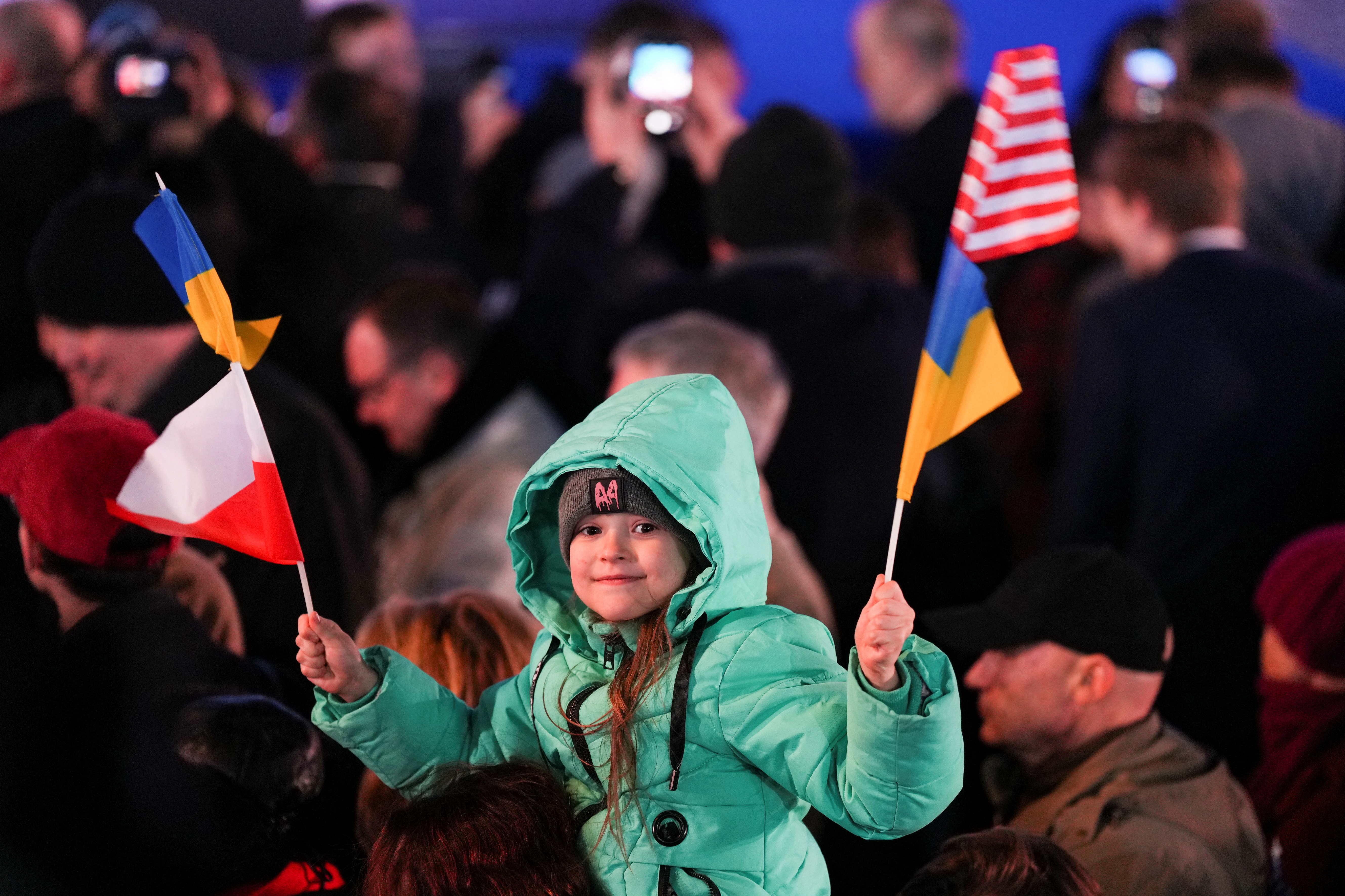 Una niña flamea banderas durante el discurso de Joe Biden en Varsovia, Polonia (REUTERS/Aleksandra Szmigiel)