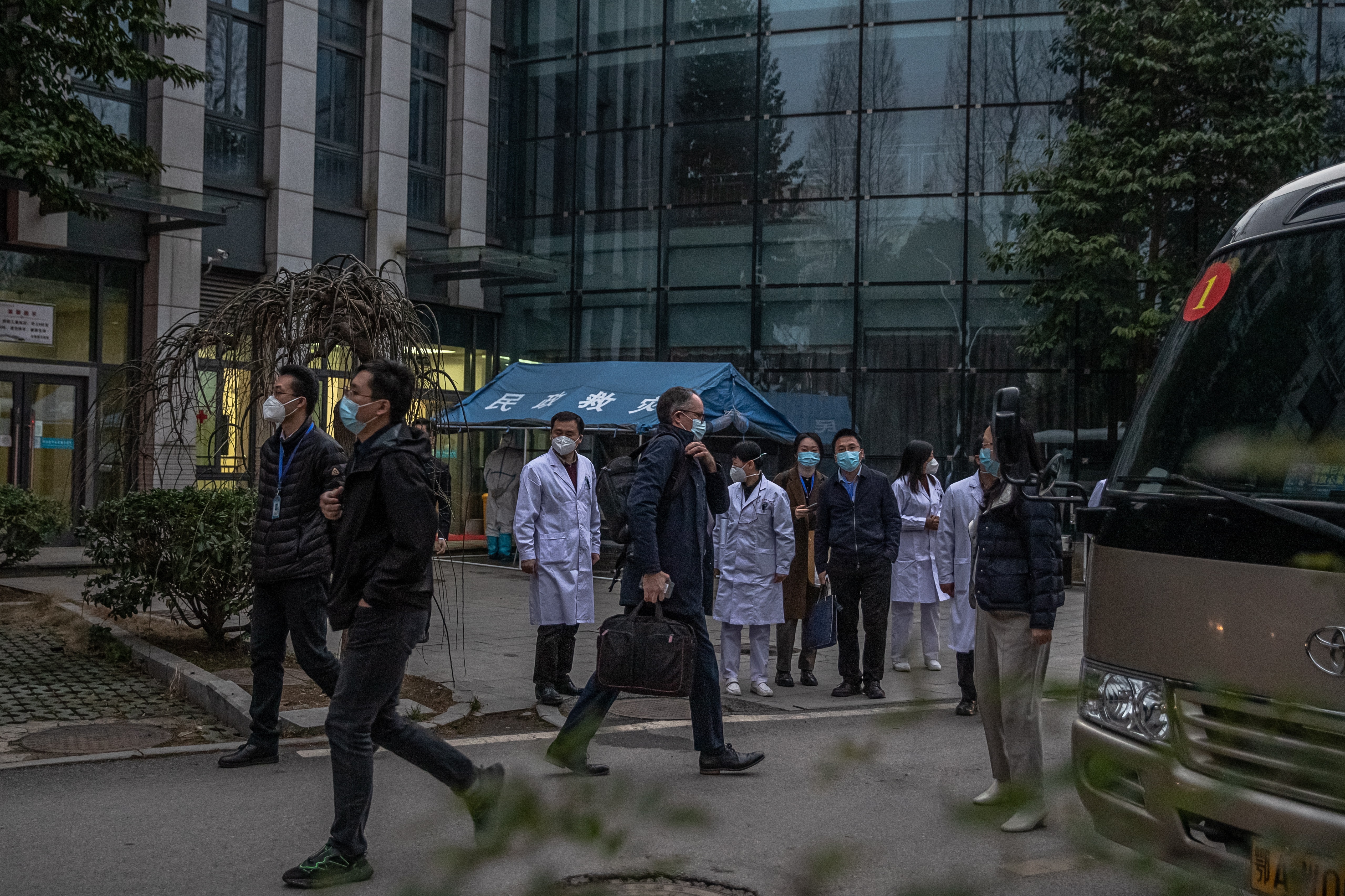 FOTO DE ARCHIVO: La misión de la OMS entrevista a algunos de los primeros contagiados en Wuhan (EFE/EPA/ROMAN PILIPEY)