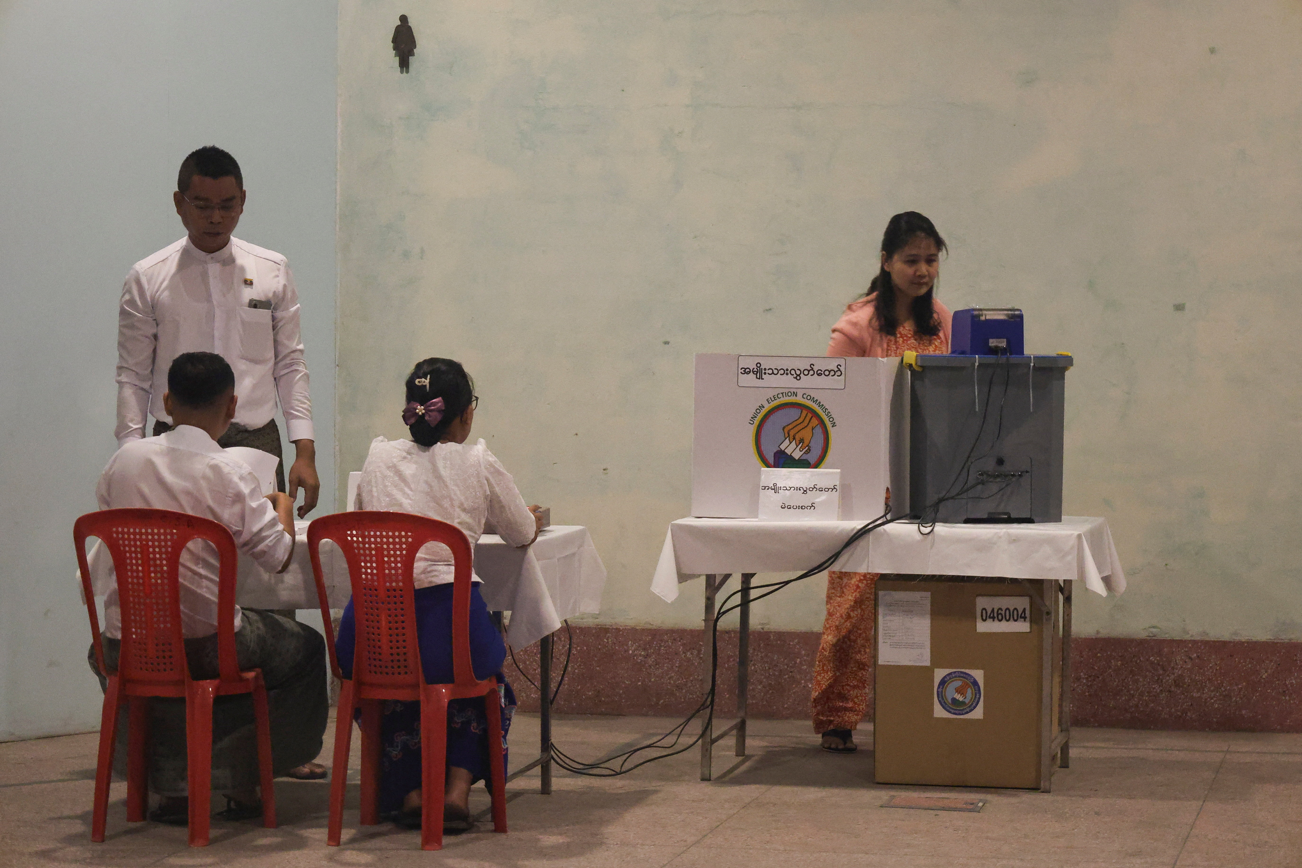 El tierno momento de Van Dijk con los hijos de Diogo Jota: el emotivo homenaje de los hinchas del Liverpool y Wolverhampton