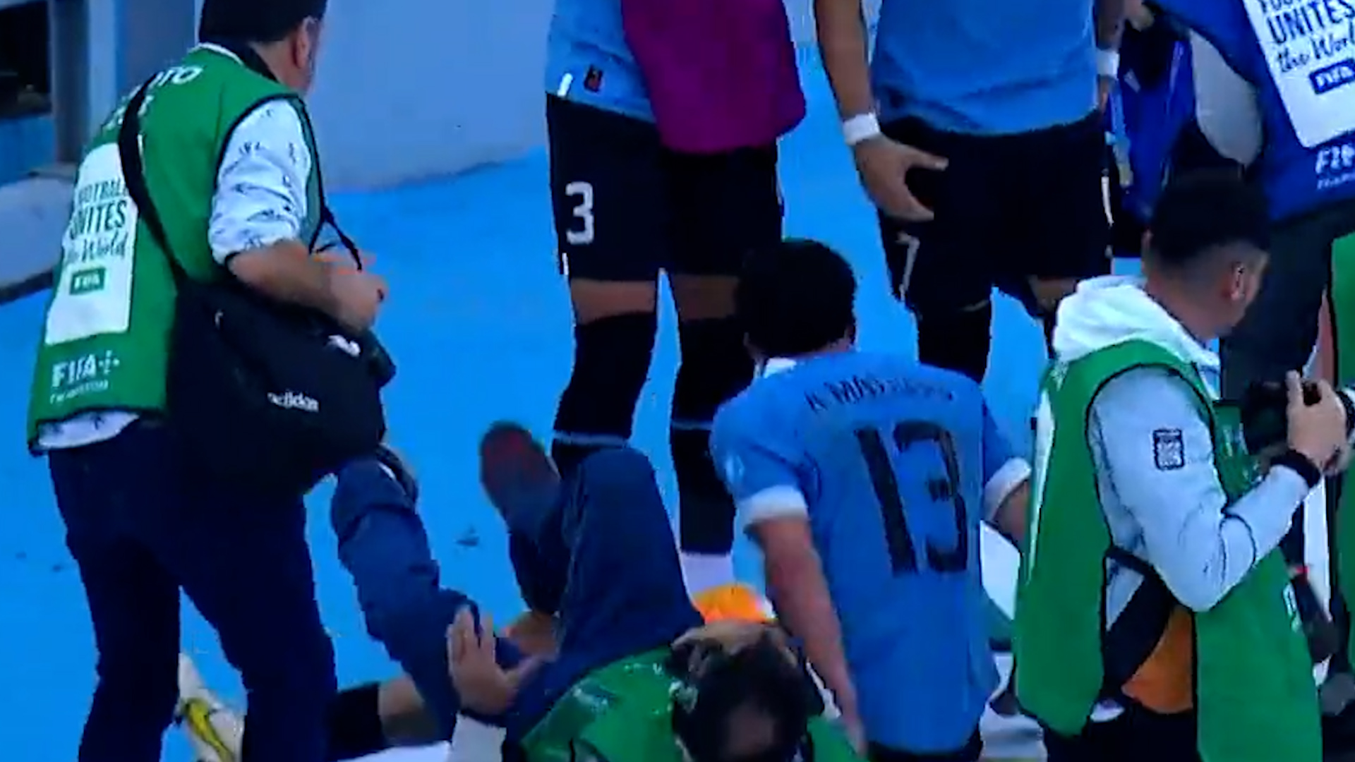 Fue a abrazar a su compañero, se patinó y derrumbó a un fotógrafo: el blooper en el festejo del gol de Uruguay ante Israel